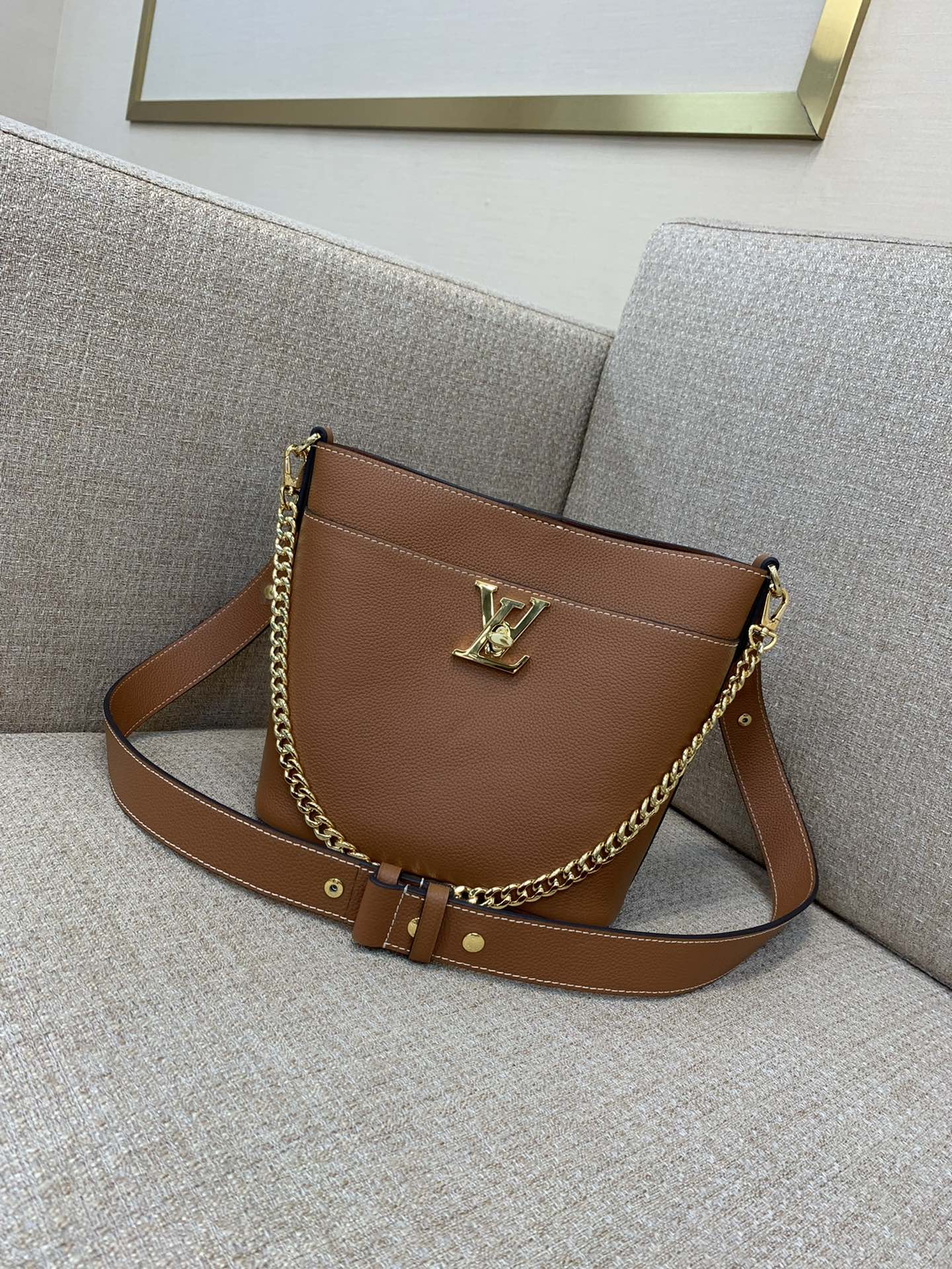 LV Lock and Walk Bucket Bag Grainy Calfskin LV Twist Lock Detachable Shoulder Strap Chain Handle Shoulder Crossbody Handbag - Top Quality