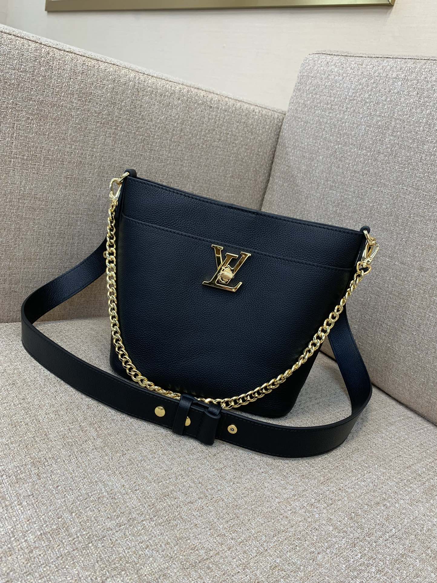 LV Lock and Walk Bucket Bag Grain Calfskin LV Twist Lock Detachable Shoulder Strap Chain Handle Shoulder Crossbody Handbag - Top Quality