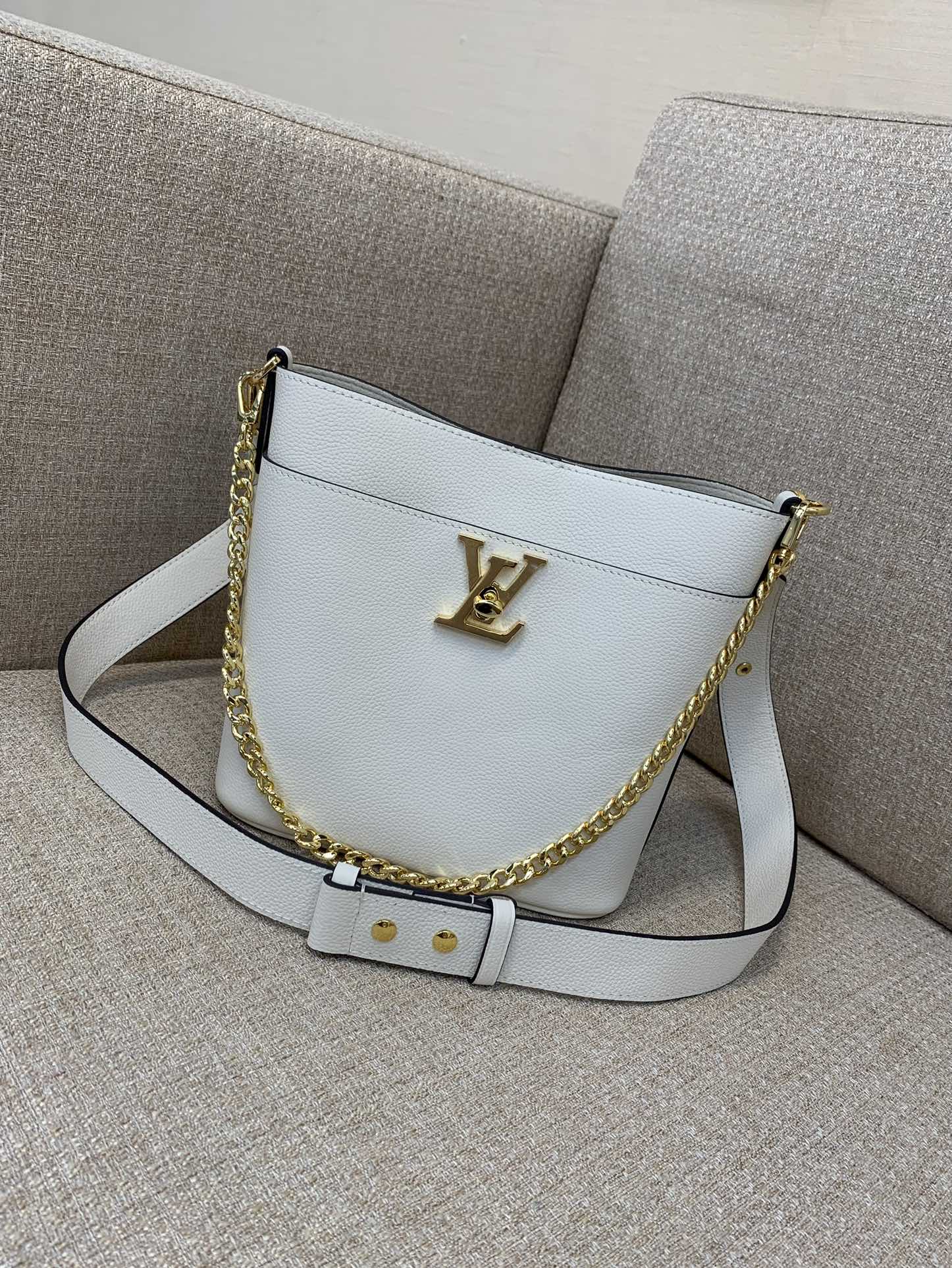 LV Lock and Walk bucket bag grained calf leather LV twist lock detachable shoulder strap chain handle shoulder crossbody handbag - top quality