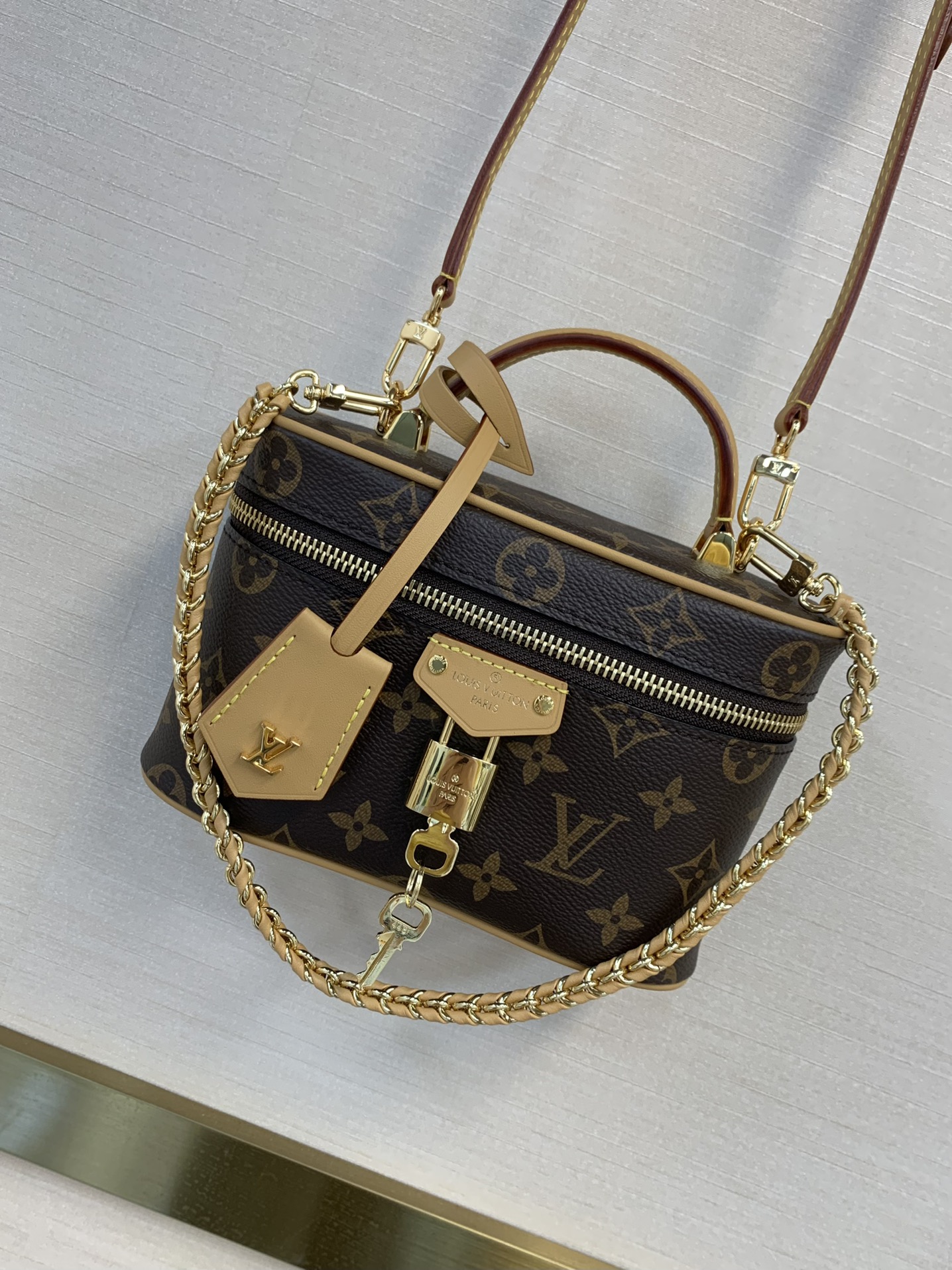 Sac Vanity Chain Pouch LV en toile Monogram, inspiré du vanity case, chaîne tressée, poignée supérieure, cadenas gravé LV, porte-clés en cuir - Qualité supérieure