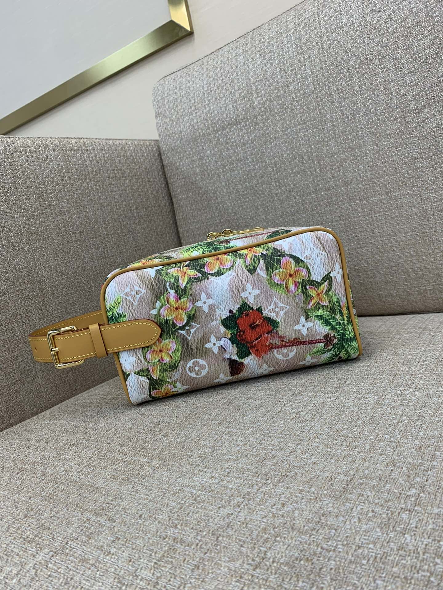 LV Dopp Kit 세면도구 가방 Taïga 소가죽 Monogram 캔버스 이중 지퍼 손잡이 욕실 후크 여행 수납 - 최상급 품질
