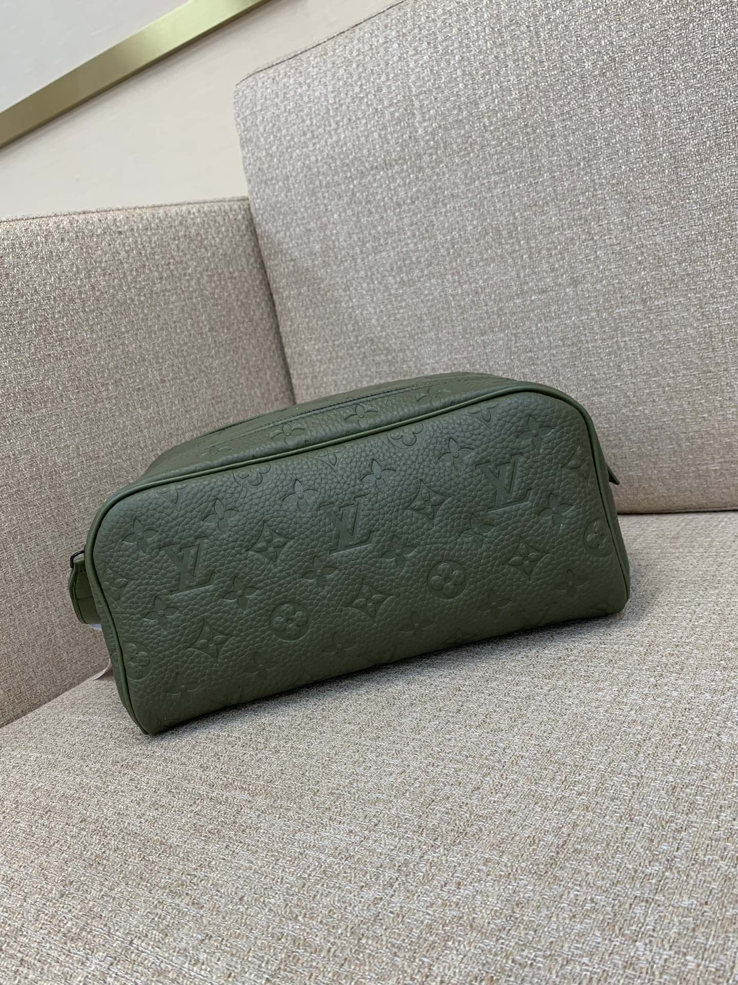 LV ドップキット トイレタリーポーチ Taïgaレザー Monogramキャンバス ダブルファスナー ハンドル バスルームフック 旅行収納-トップクオリティ