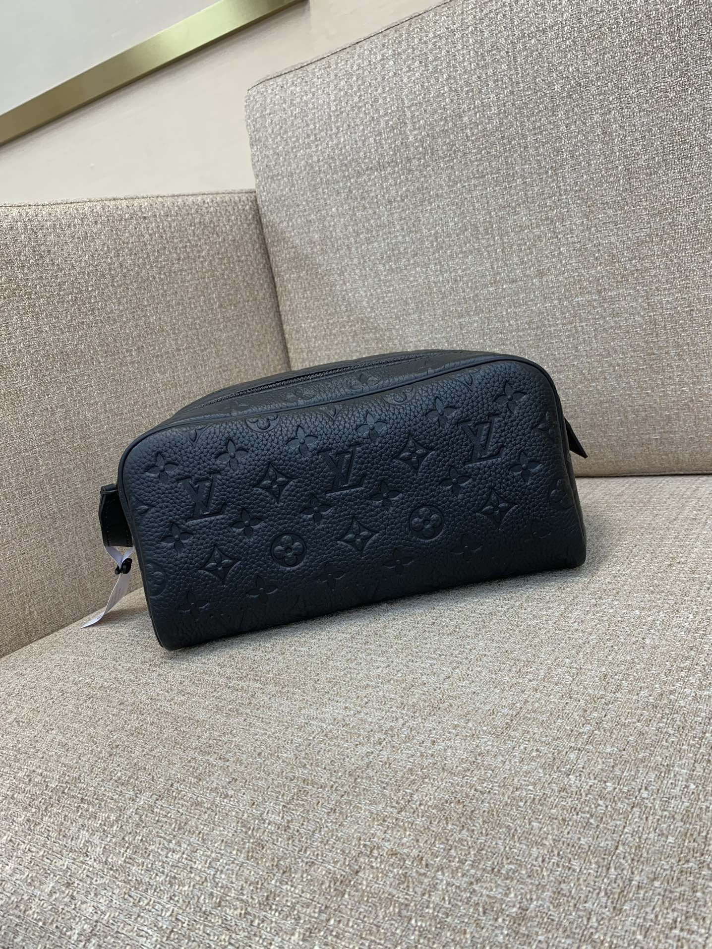 LV Dopp Kit 세면도구 가방 Taïga 소가죽 Monogram 캔버스 이중 지퍼 손잡이 욕실 후크 여행 수납 - 최상급 품질