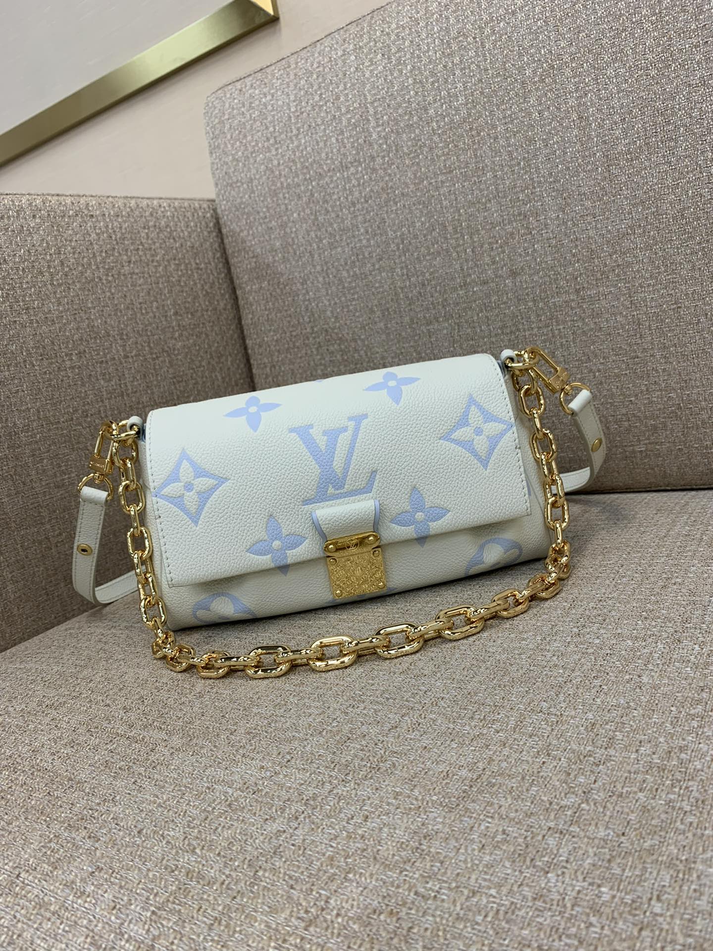LV Favorite 백 Milky Way Monogram Empreinte 시리즈 그레인 카프스킨 주름 디자인 탈부착 가능한 숄더 스트랩 체인 숄더 크로스바디 - 최상급 품질