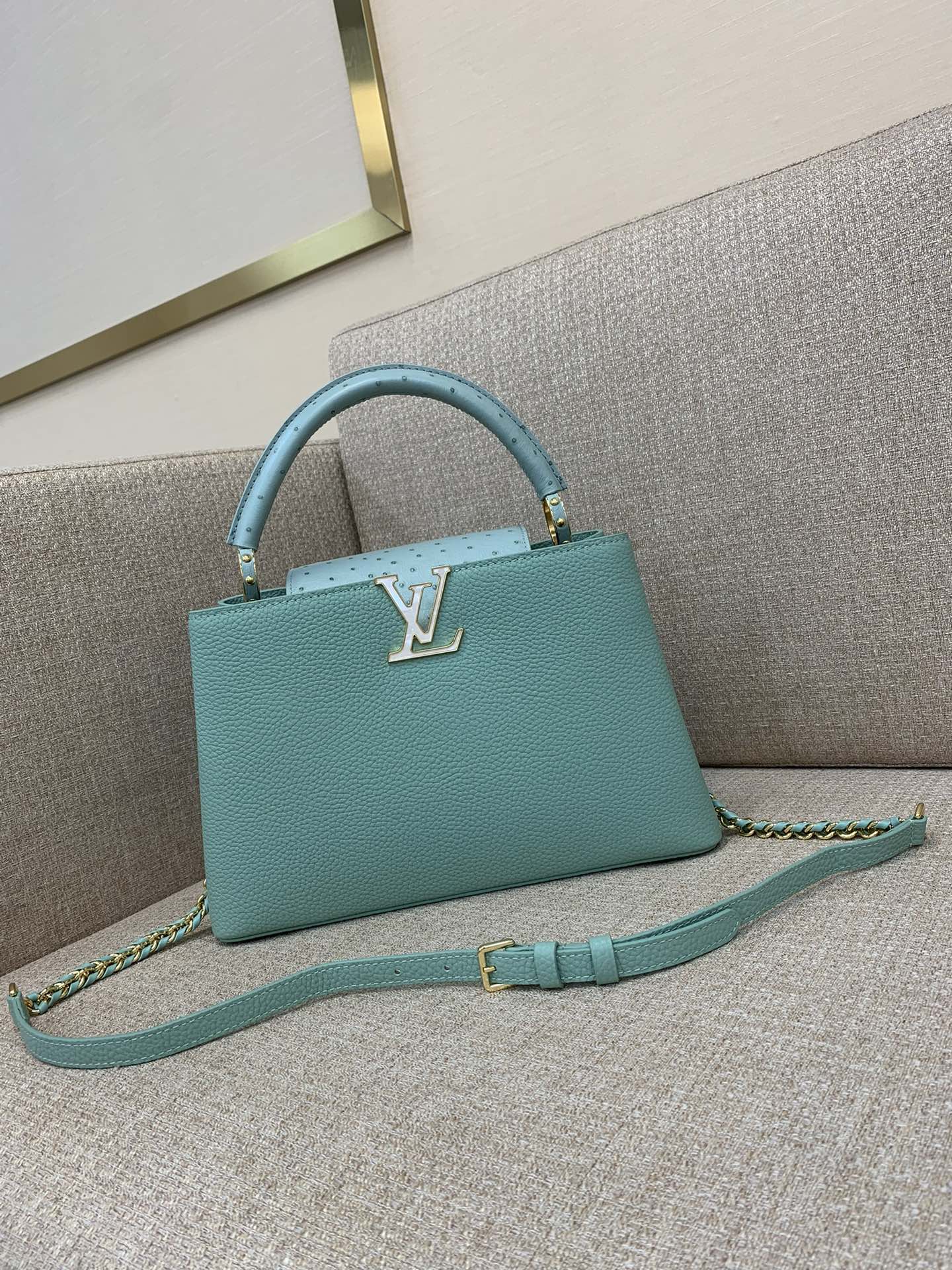 Sac à main LV Capucines taille moyenne, chaîne tressée, cadenas Monogram émaillé, cuir bicolore, porté main ou épaule - qualité supérieure