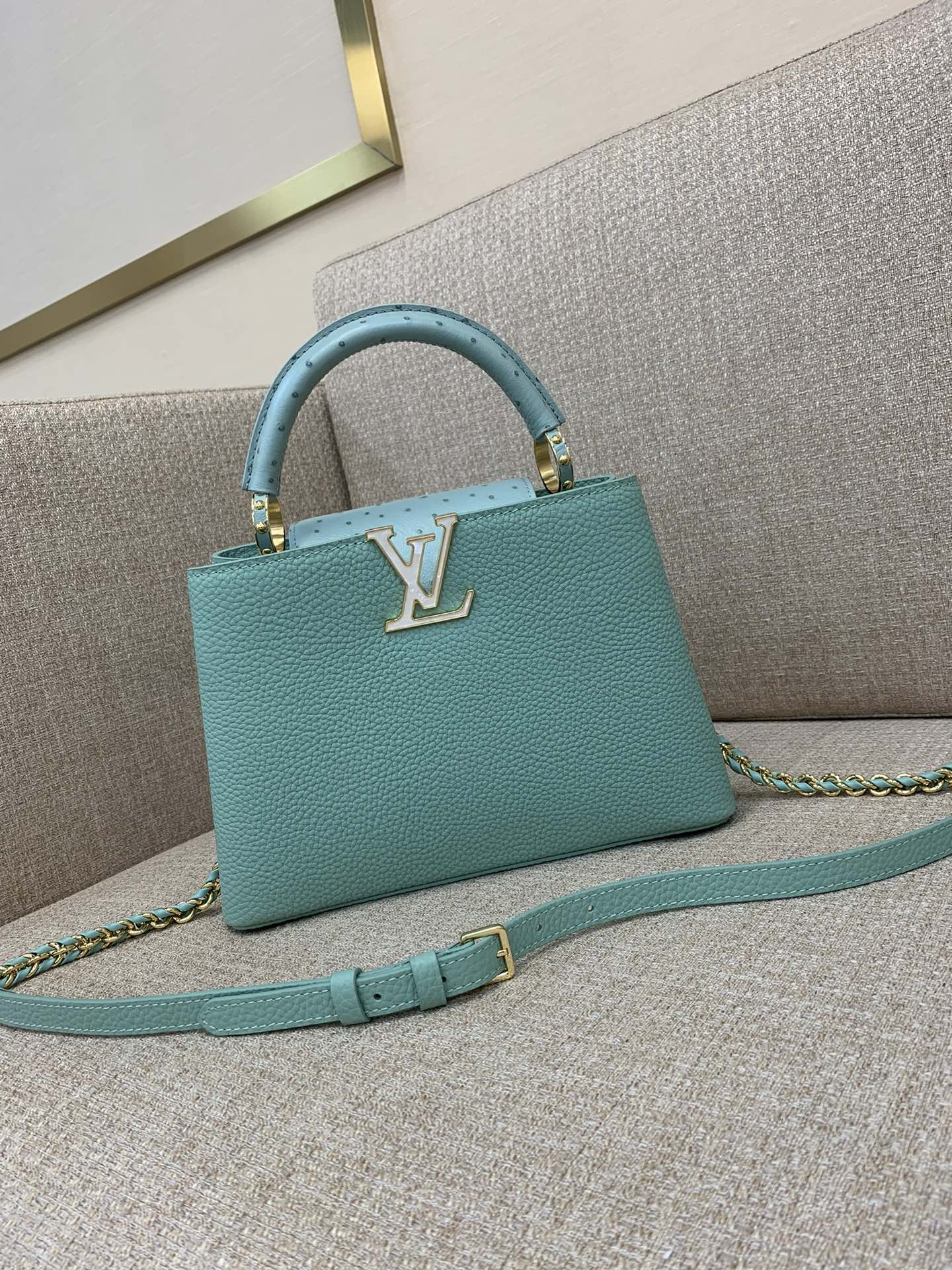 Sac LV Capucines BB, chaîne tressée, Monogramme émaillé, cadenas, cuir bicolore, porté main ou épaule - Qualité supérieure