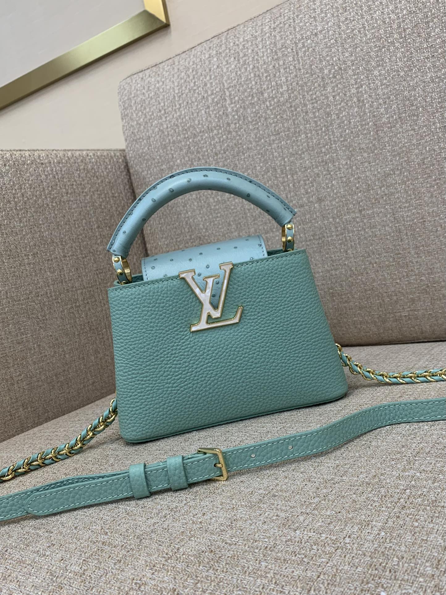 Sac à main LV Capucines Mini, chaîne tressée, cadenas Monogram émaillé, cuir bicolore, porté main ou épaule - Qualité supérieure