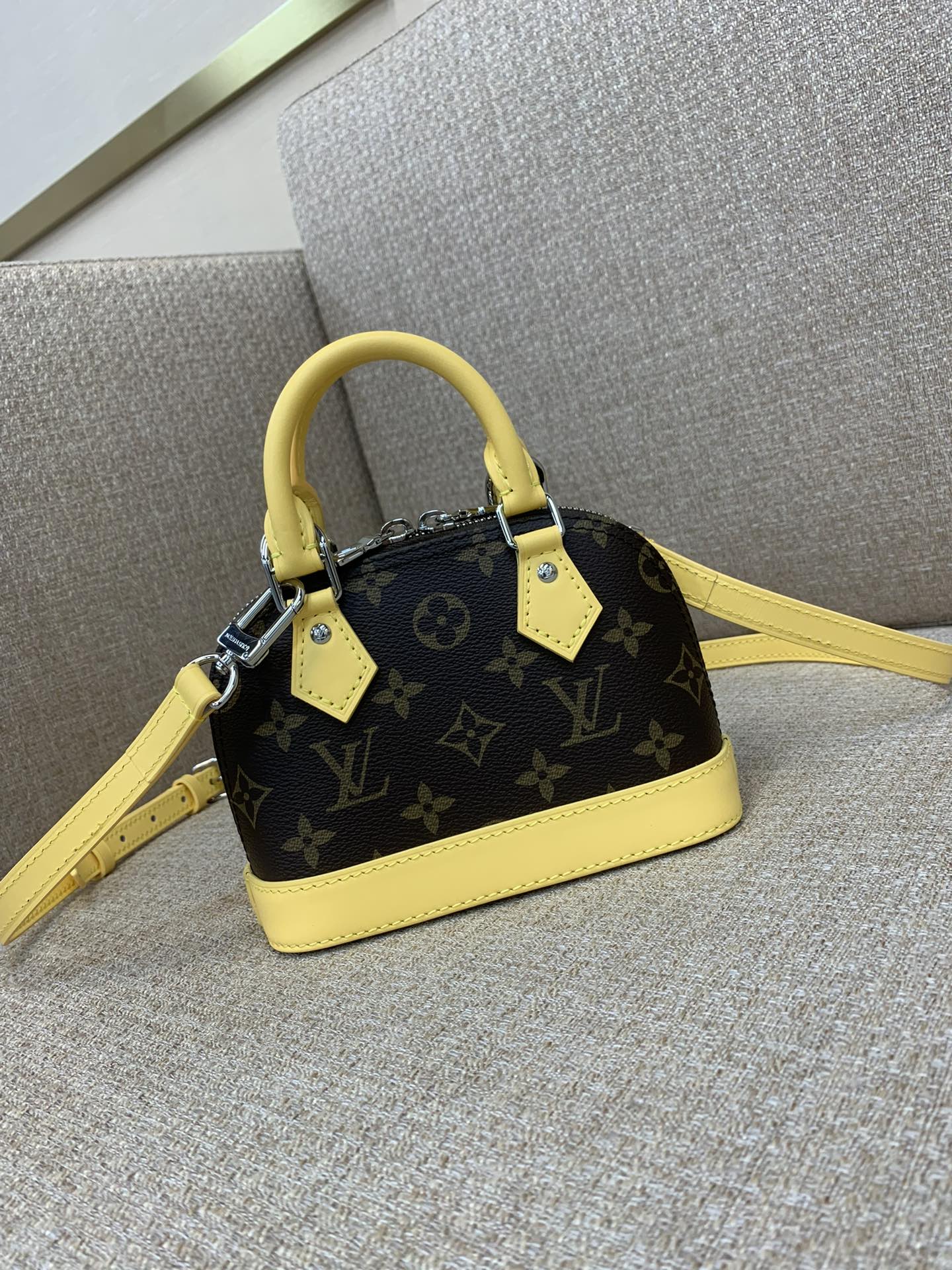 LV Nano Alma 백 Monogram Dune 캔버스 가죽 트림 탈착식 스트랩 미니 토트 크로스바디 - 최상급 품질