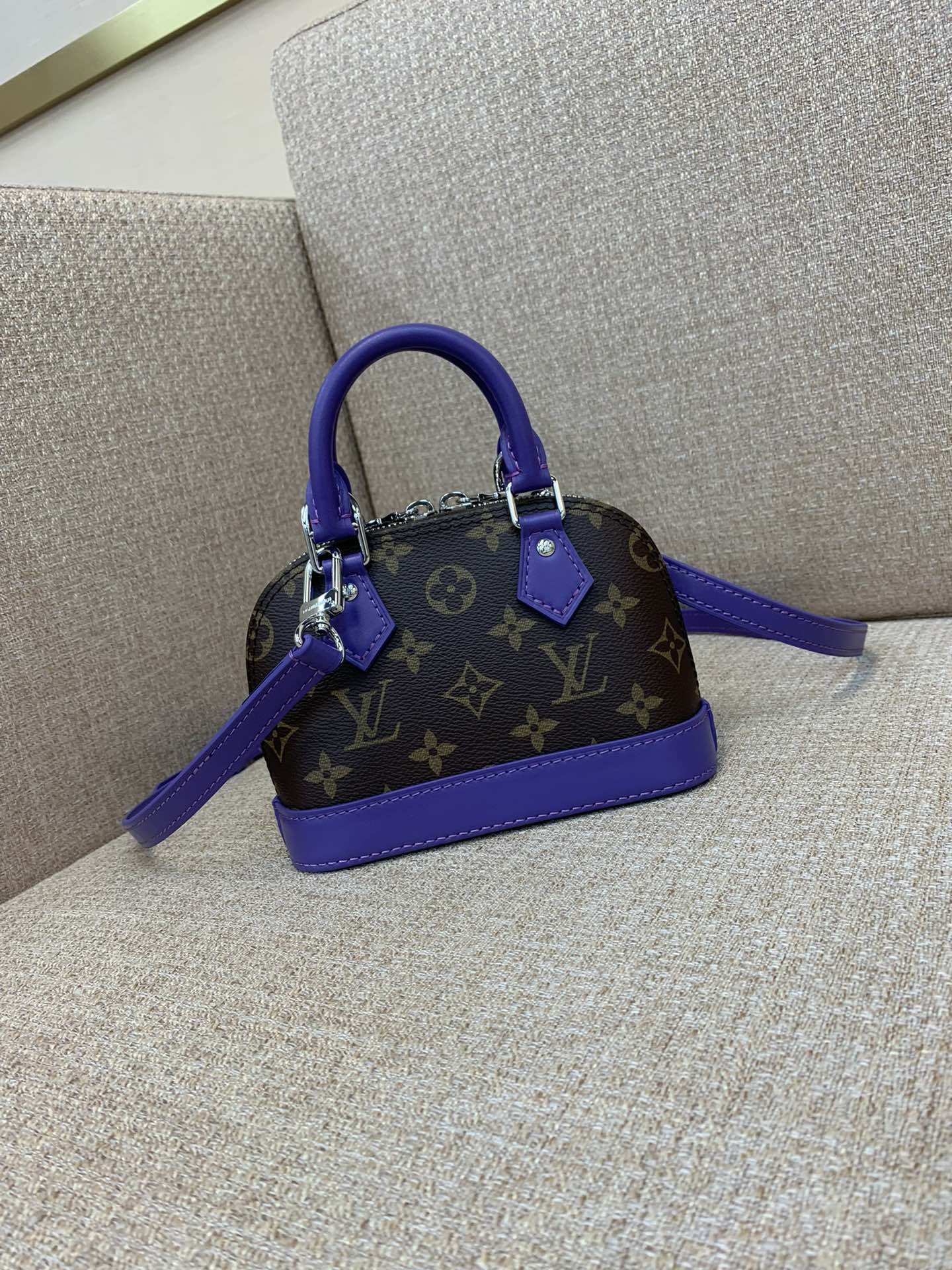LV Nano Alma 백 Monogram Dune 캔버스 가죽 트림 탈착식 스트랩 미니 핸드백 크로스백 - 최상급 품질