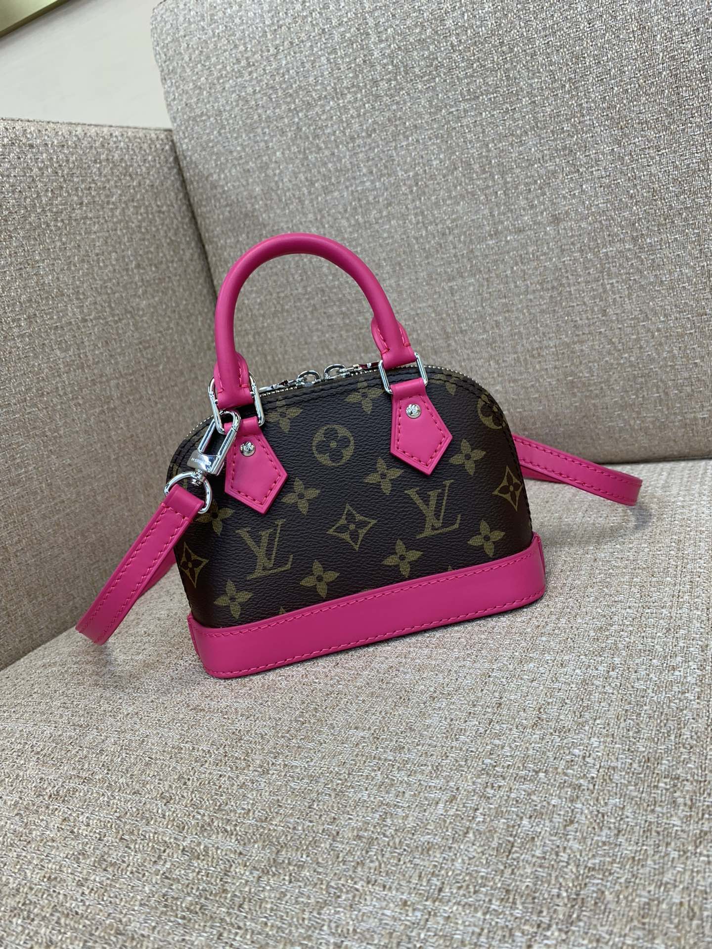 Sac Nano Alma LV en toile Monogram Dune, garnitures en cuir, bandoulière amovible, mini porté main et bandoulière - Qualité supérieure