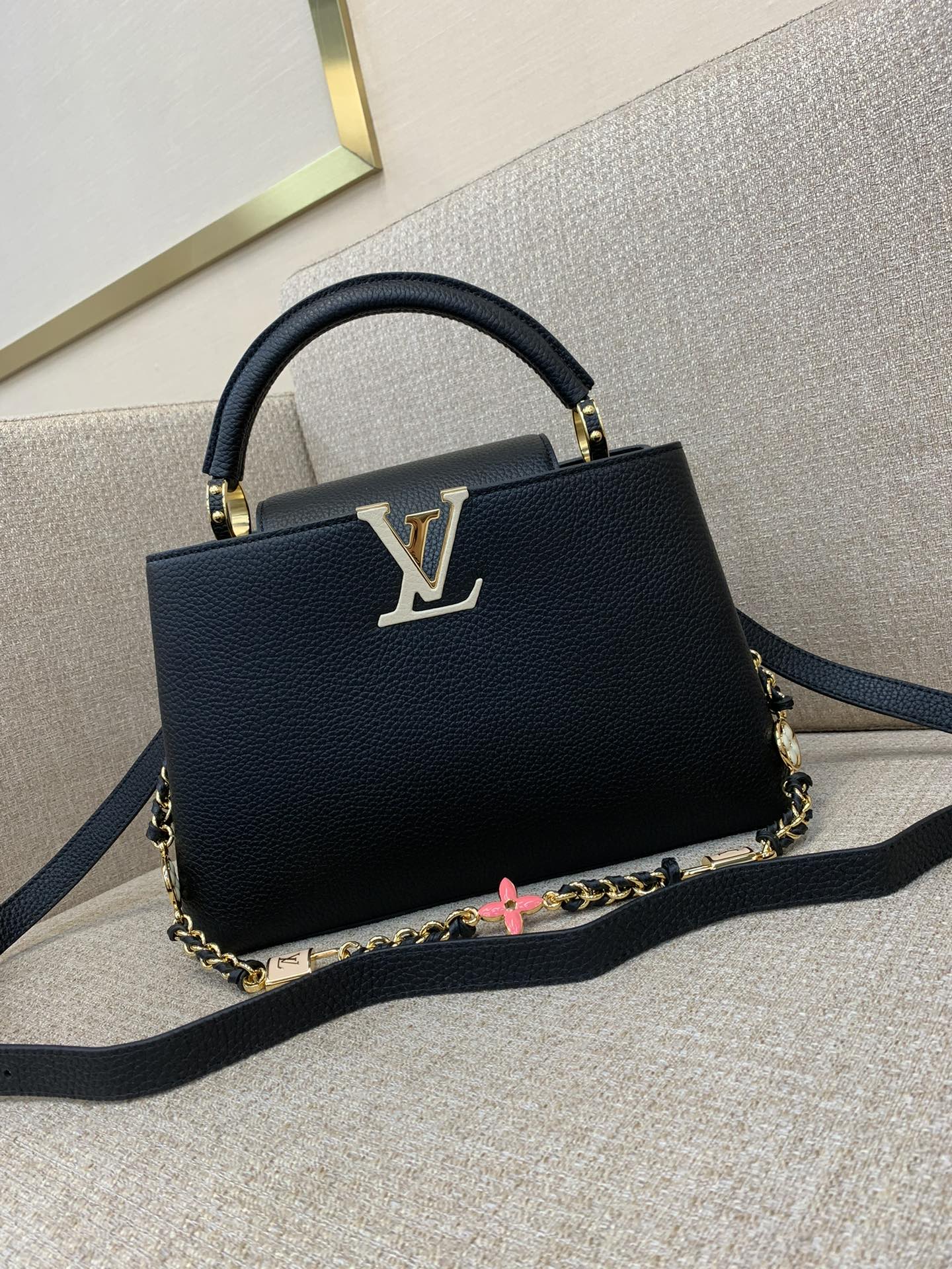 Sac à main LV Capucines moyen, chaîne tressée, cadenas Monogram émaillé, cuir bicolore, porté main ou épaule - qualité supérieure