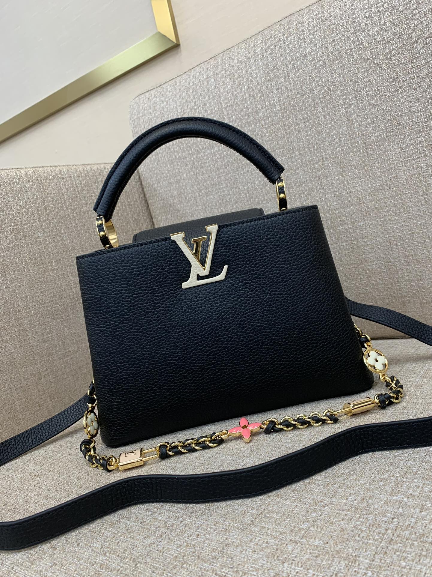 Sac LV Capucines BB, chaîne tressée, Monogramme émaillé, cadenas, cuir bicolore, porté main et épaule - Qualité supérieure