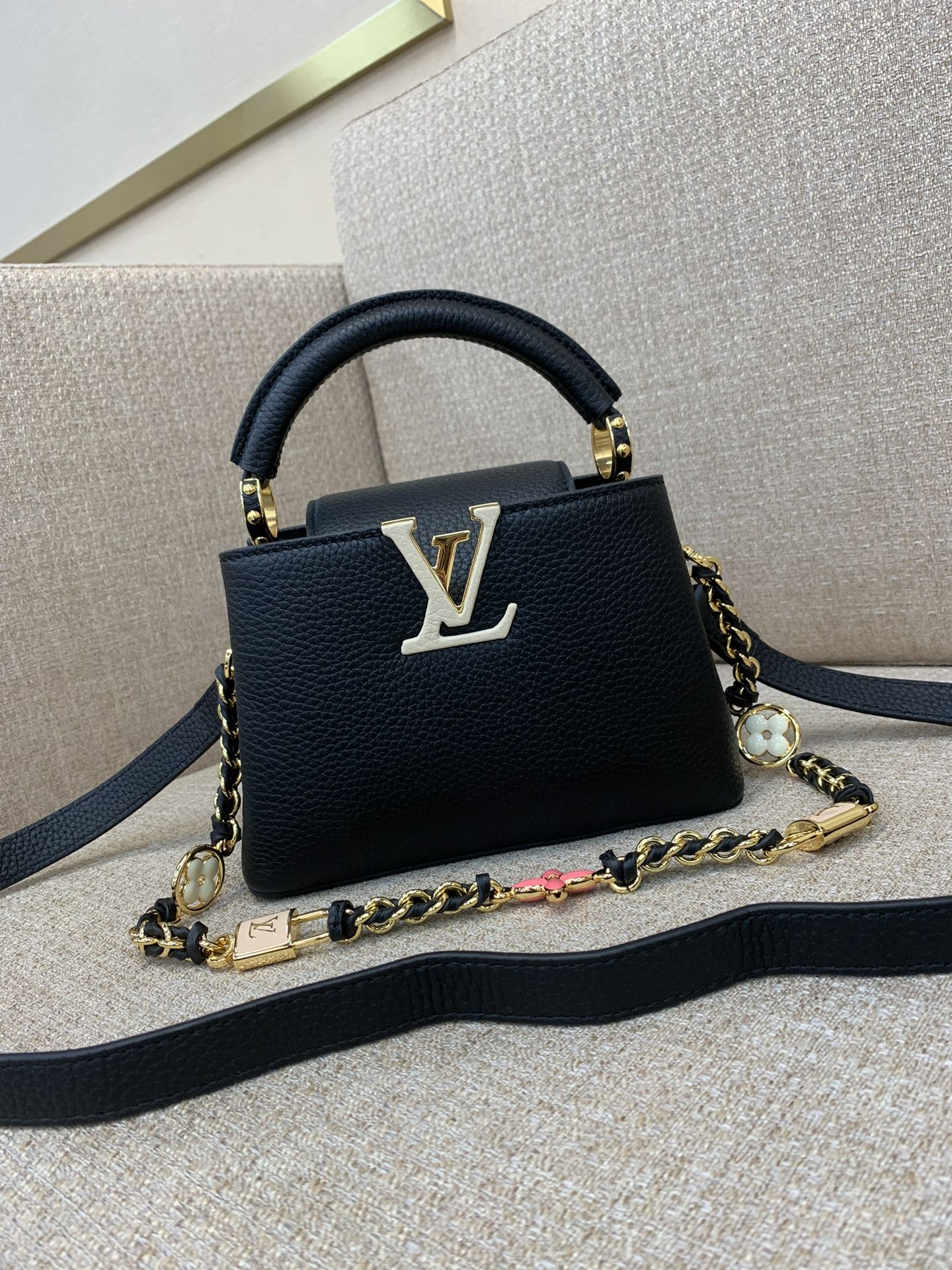 Sac à main LV Capucines Mini, chaîne tressée, cadenas Monogram émaillé, cuir bicolore, porté main ou épaule - Qualité supérieure
