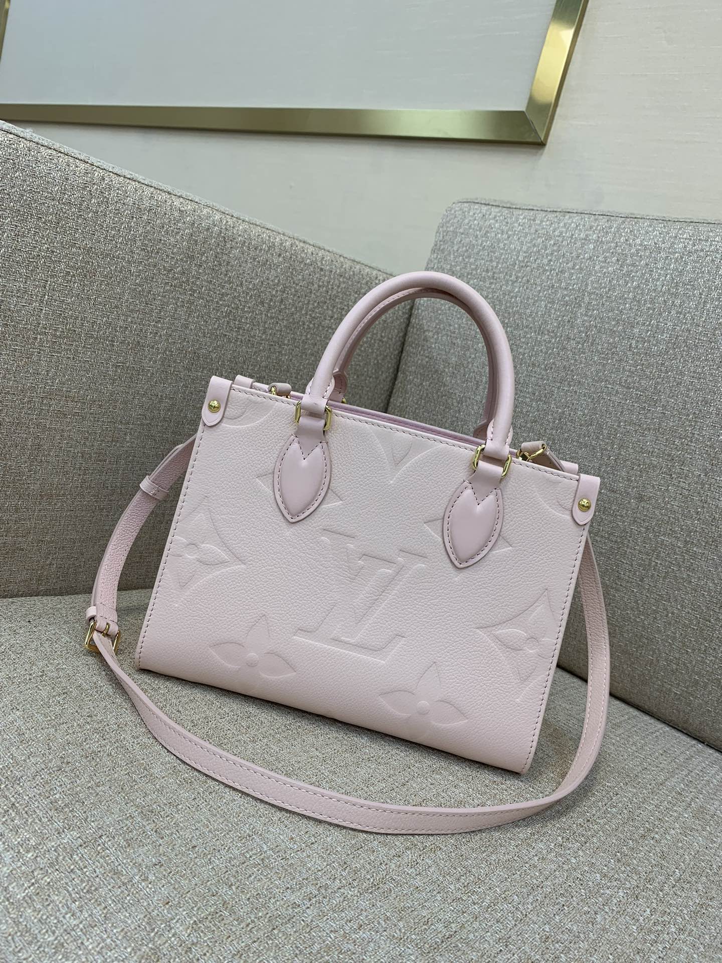 LV Onthego малы торба-тоўт Monogram Empreinte ціснёная скура, заклёпкі на рамянях, нашыўная кішэня на маланцы, рэгуляваны рамень, ручная/плячовая - найвышэйшая якасць