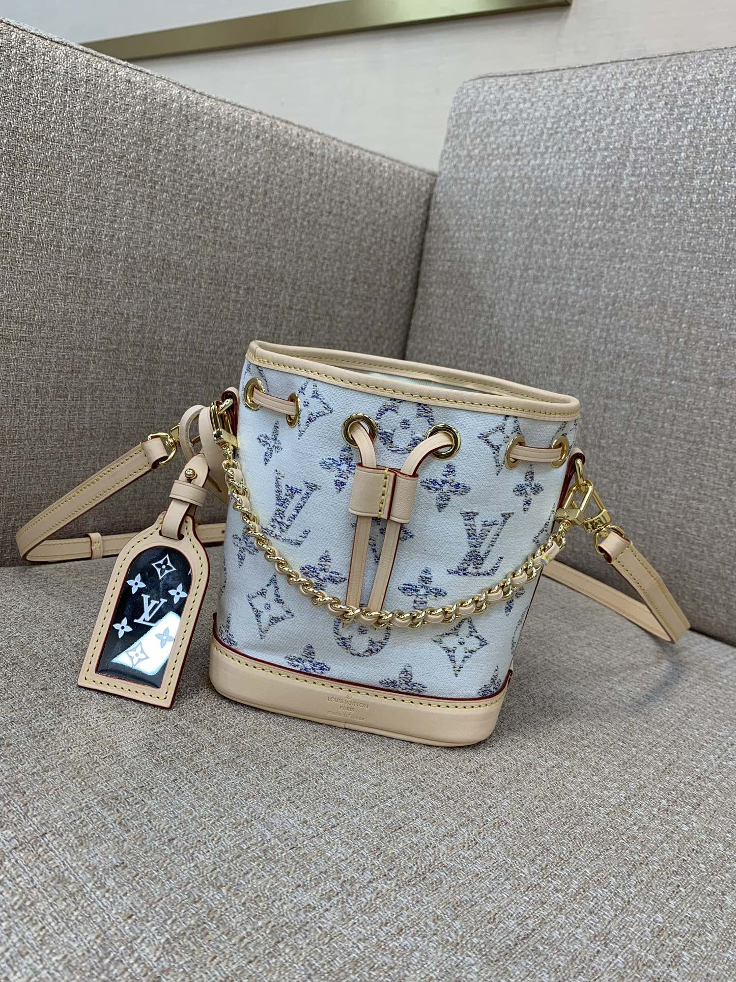 LV Nano Noé 핸드백 Monogram 자카드 패브릭 트위드 질감 가죽 트리밍 메탈 체인 핸들 드로스트링 조절 가능한 숄더 스트랩 - 최상급 품질