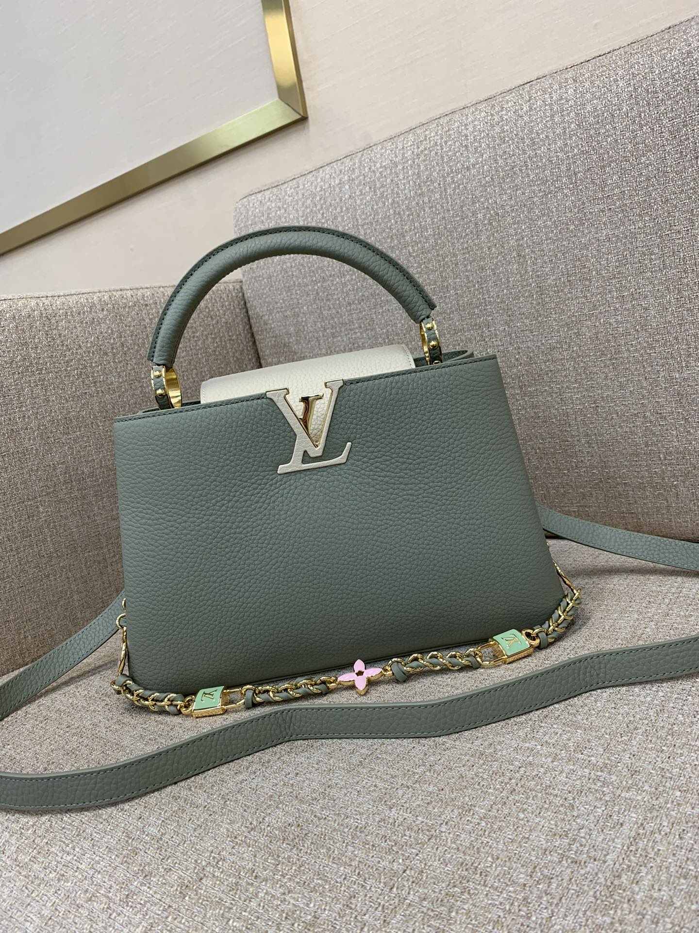 Sac à main LV Capucines moyen, chaîne tressée, cadenas Monogram émaillé, cuir bicolore, porté main ou épaule - qualité supérieure