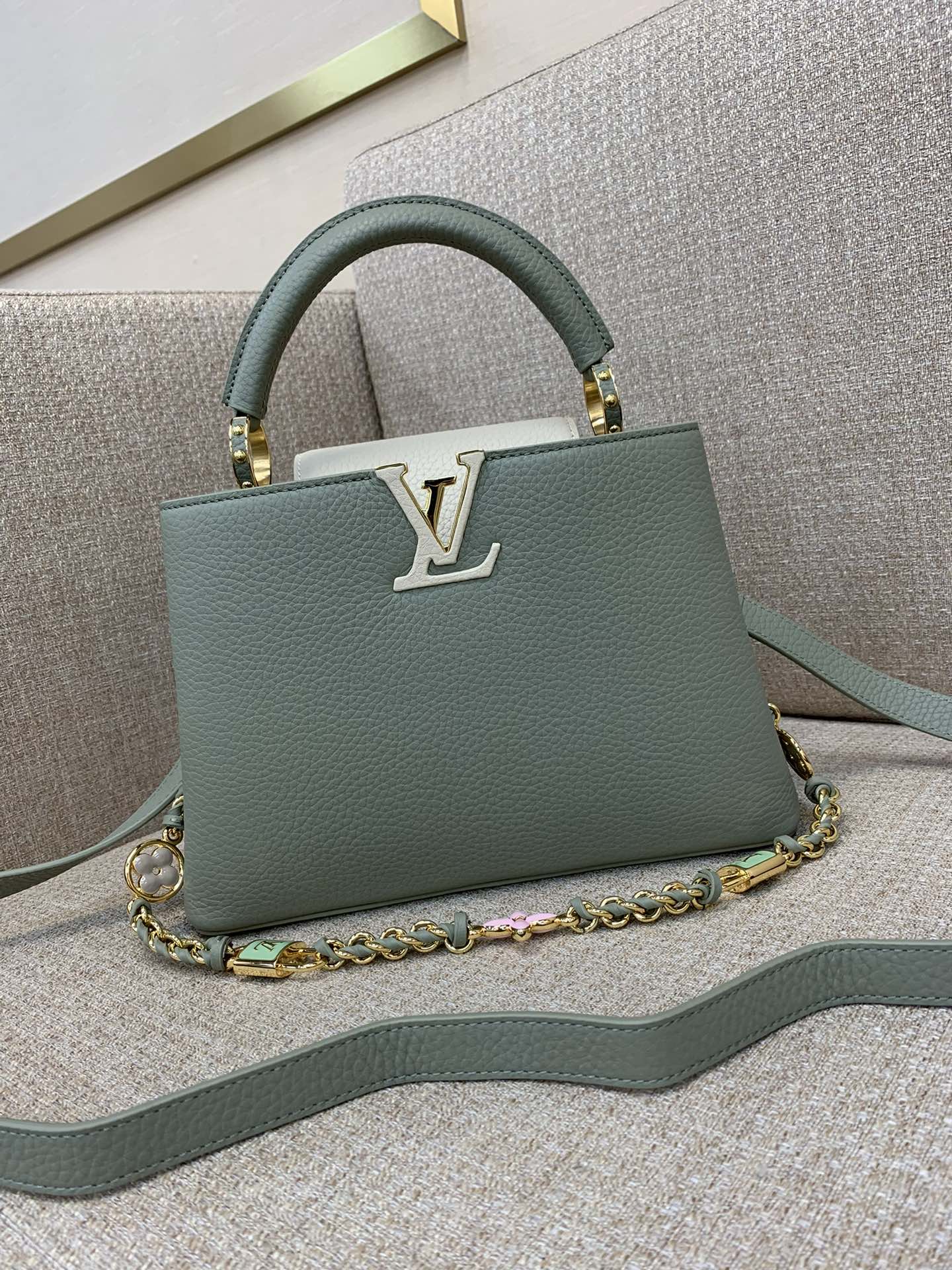 Sac LV Capucines BB, chaîne tressée, Monogram émaillé, cadenas, cuir bicolore, porté main ou épaule - qualité supérieure