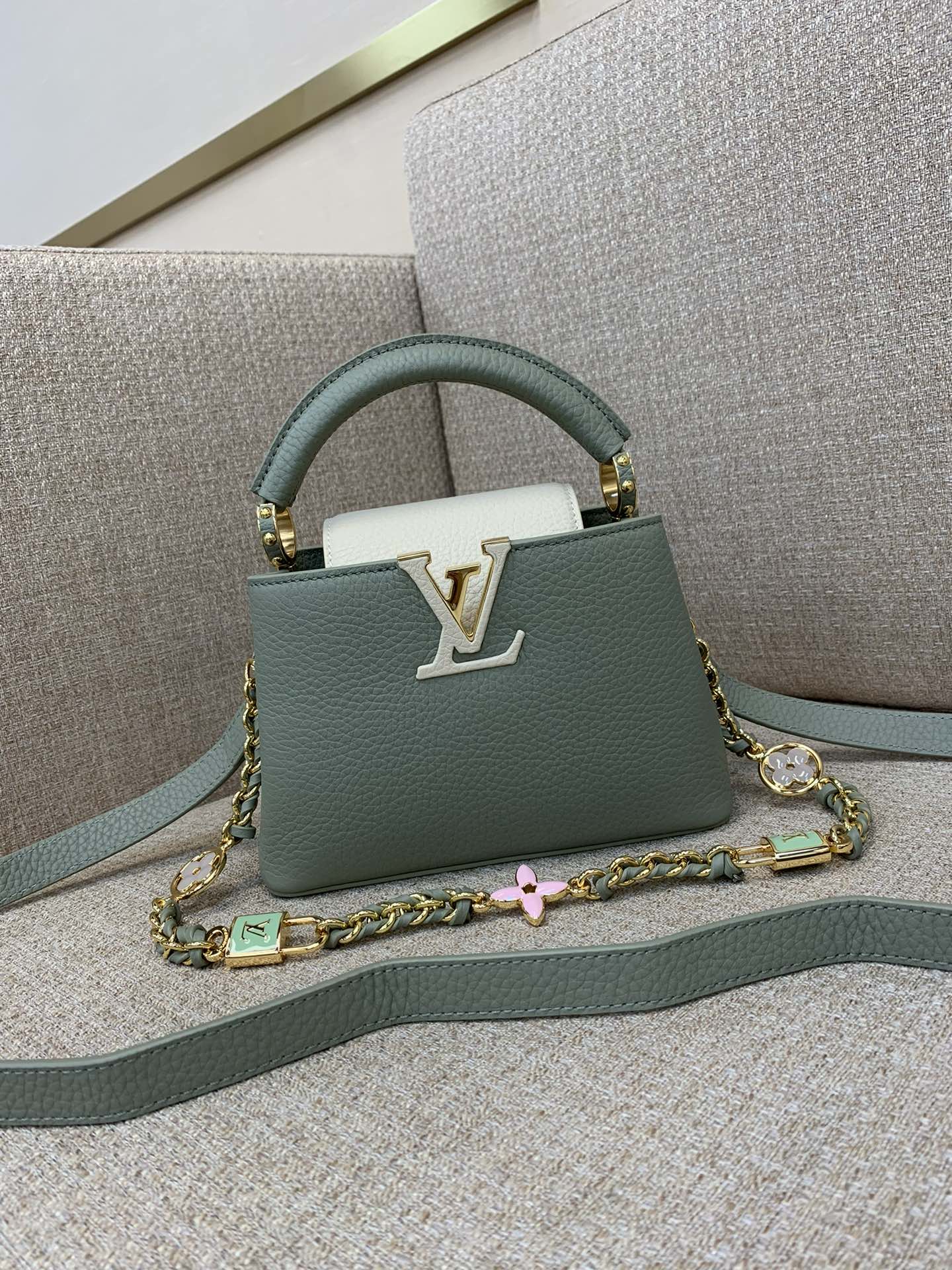 Sac à main LV Capucines Mini, chaîne tressée, cadenas Monogram émaillé, cuir bicolore, porté main et bandoulière - Qualité supérieure