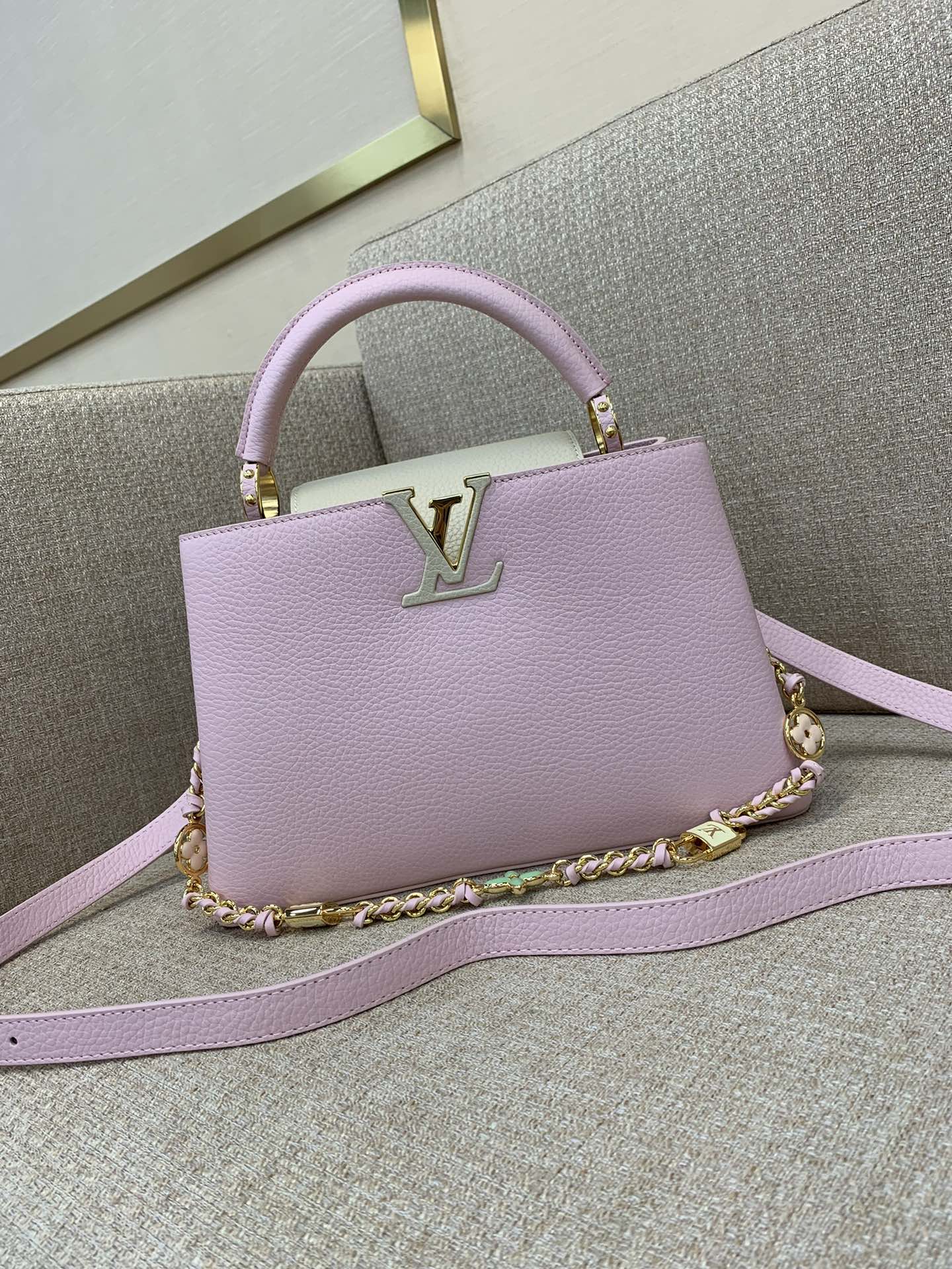 Sac à main LV Capucines moyen, chaîne tressée, cadenas Monogram émaillé, cuir bicolore, porté main ou épaule - qualité supérieure