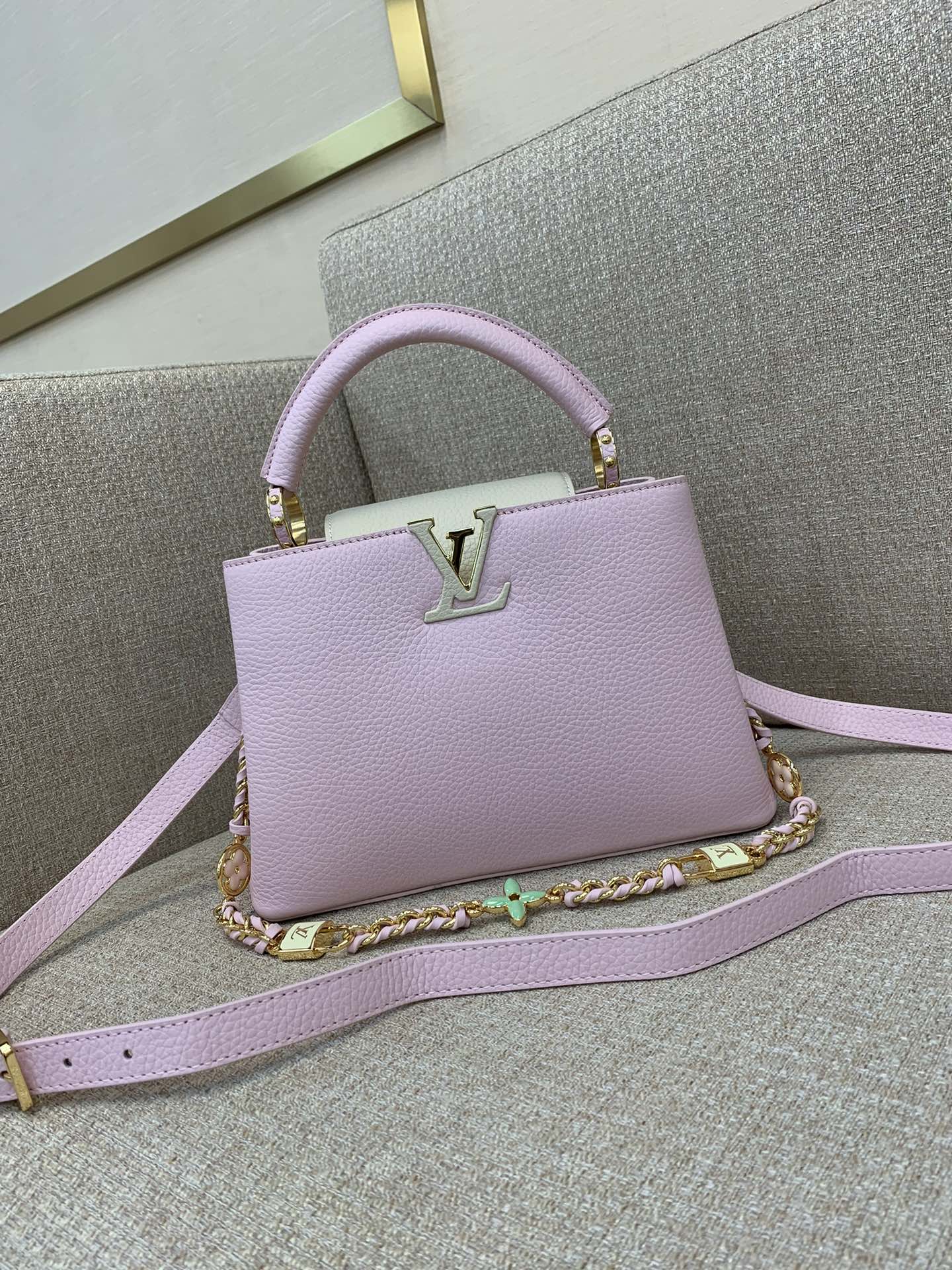 Sac LV Capucines BB, chaîne tressée, Monogramme émaillé, cadenas, cuir bicolore, porté main ou épaule - Qualité supérieure