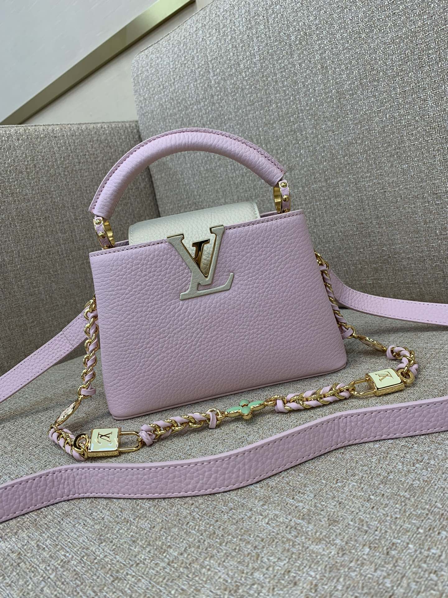 Sac à main LV Capucines Mini, chaîne tressée, cadenas Monogram émaillé, cuir bicolore, porté main ou épaule - Qualité supérieure