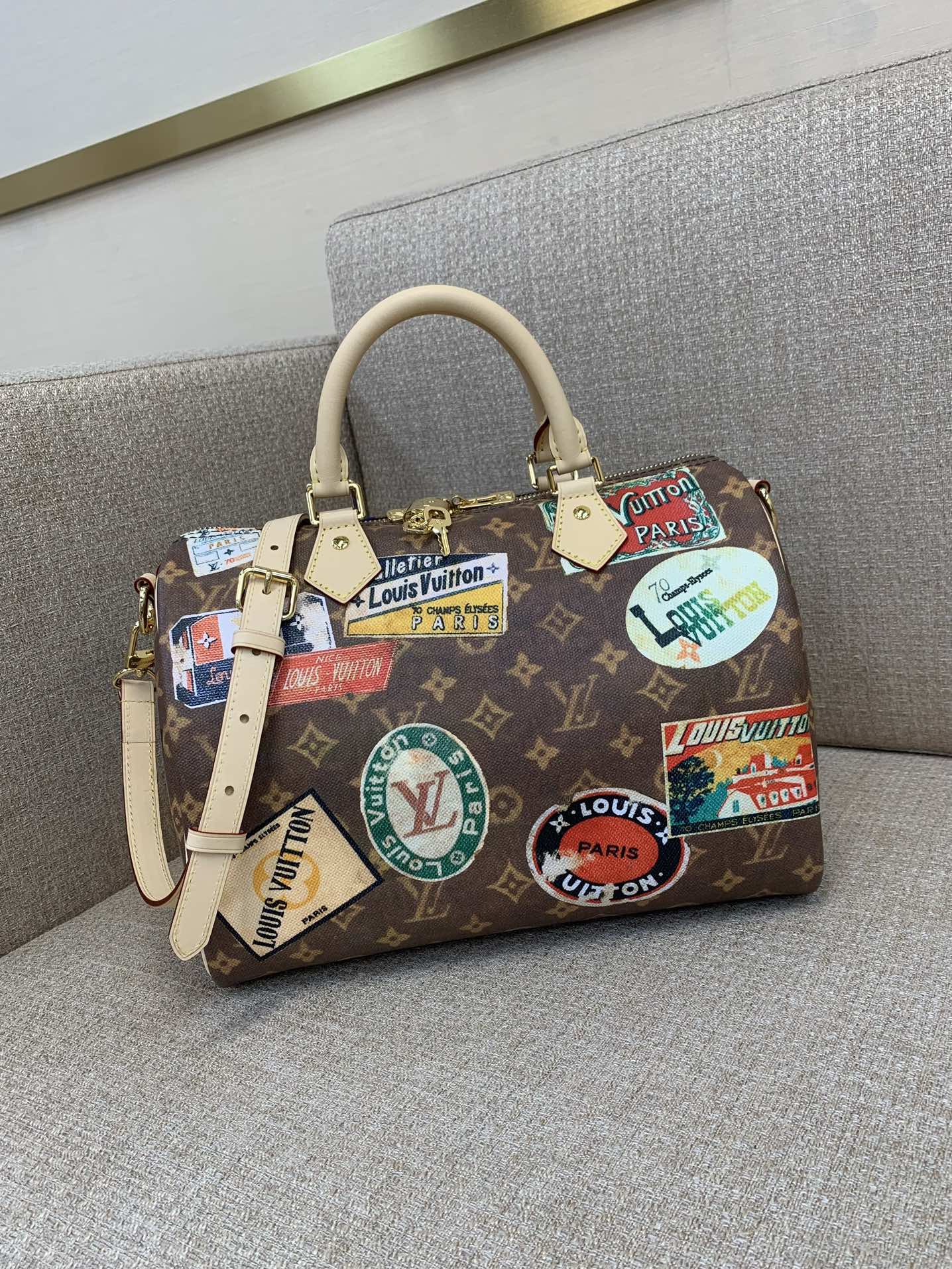 LV Speedy Bandoulière 30 핸드백 레진 코팅 면마 혼방 Monogram 캔버스 호텔 태그 소가죽 트림 토트 숄더 크로스백 - 최상급 품질