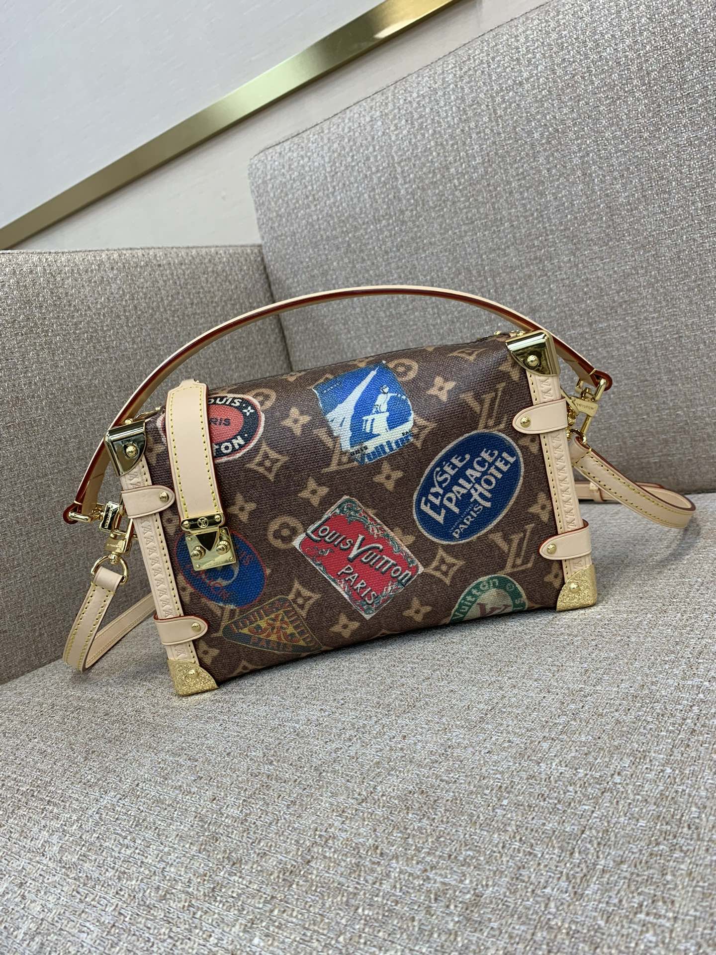 LV Side Trunk 미디엄 핸드백 레진 코팅 면마 혼방 Monogram 코팅 캔버스 호텔 태그 탈착식 핸들 숄더 스트랩 - 최상급 품질