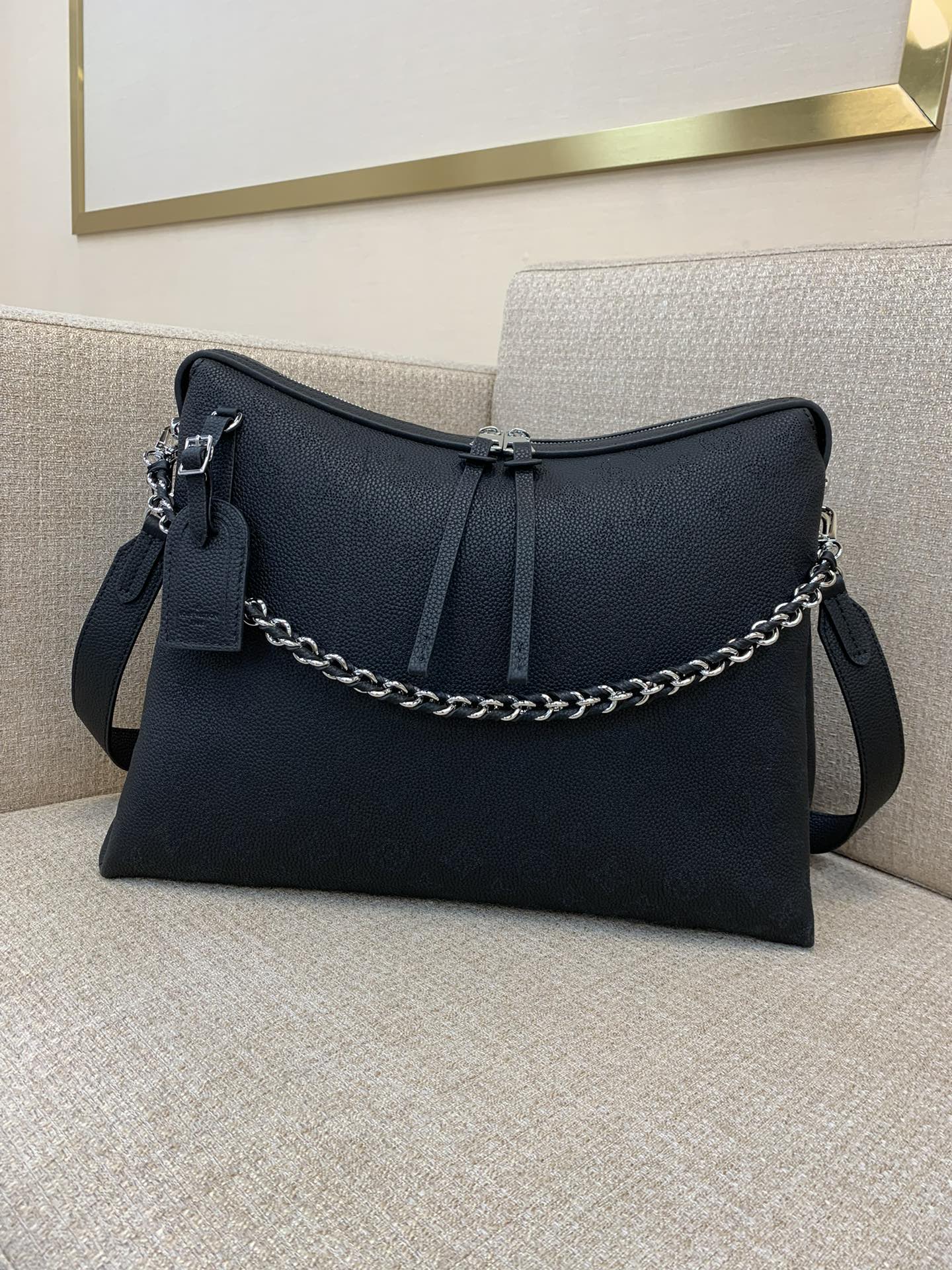 Sac porté main LV Hand It All moyen en cuir perforé Mahina, effet tombant, bandoulière amovible, poignée chaîne, épaule, bandoulière, porté main - qualité supérieure