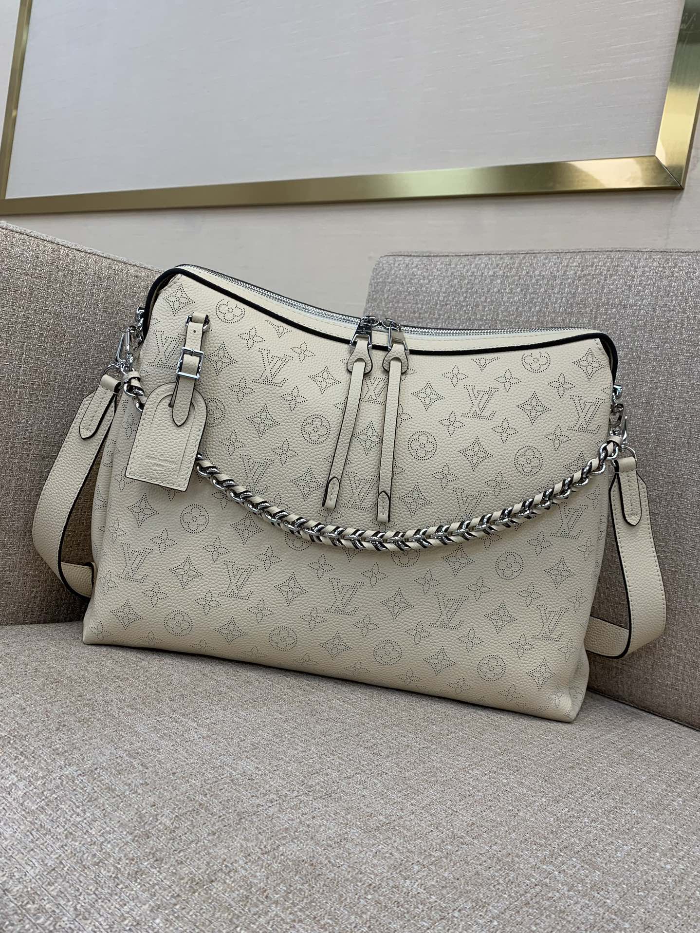 LV Hand It All Sac moyen Mahina cuir perforé effet tombant bandoulière amovible chaîne poignée épaule bandoulière porté main - qualité supérieure