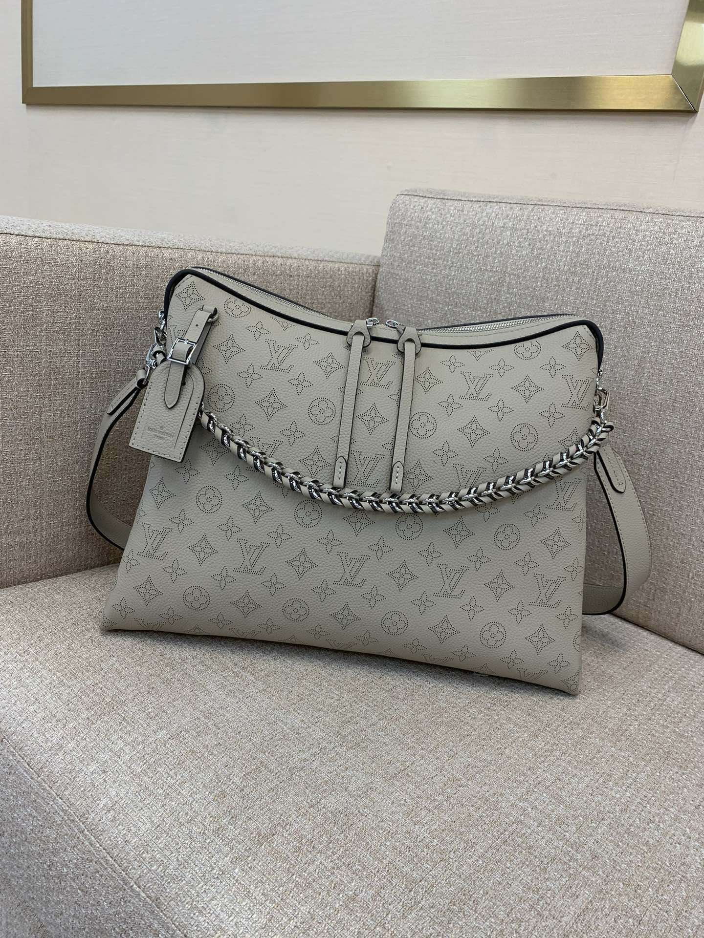 Sac à main LV Hand It All moyen en cuir perforé Mahina, effet tombant, bandoulière amovible, poignée chaîne, épaule, bandoulière, main - qualité supérieure