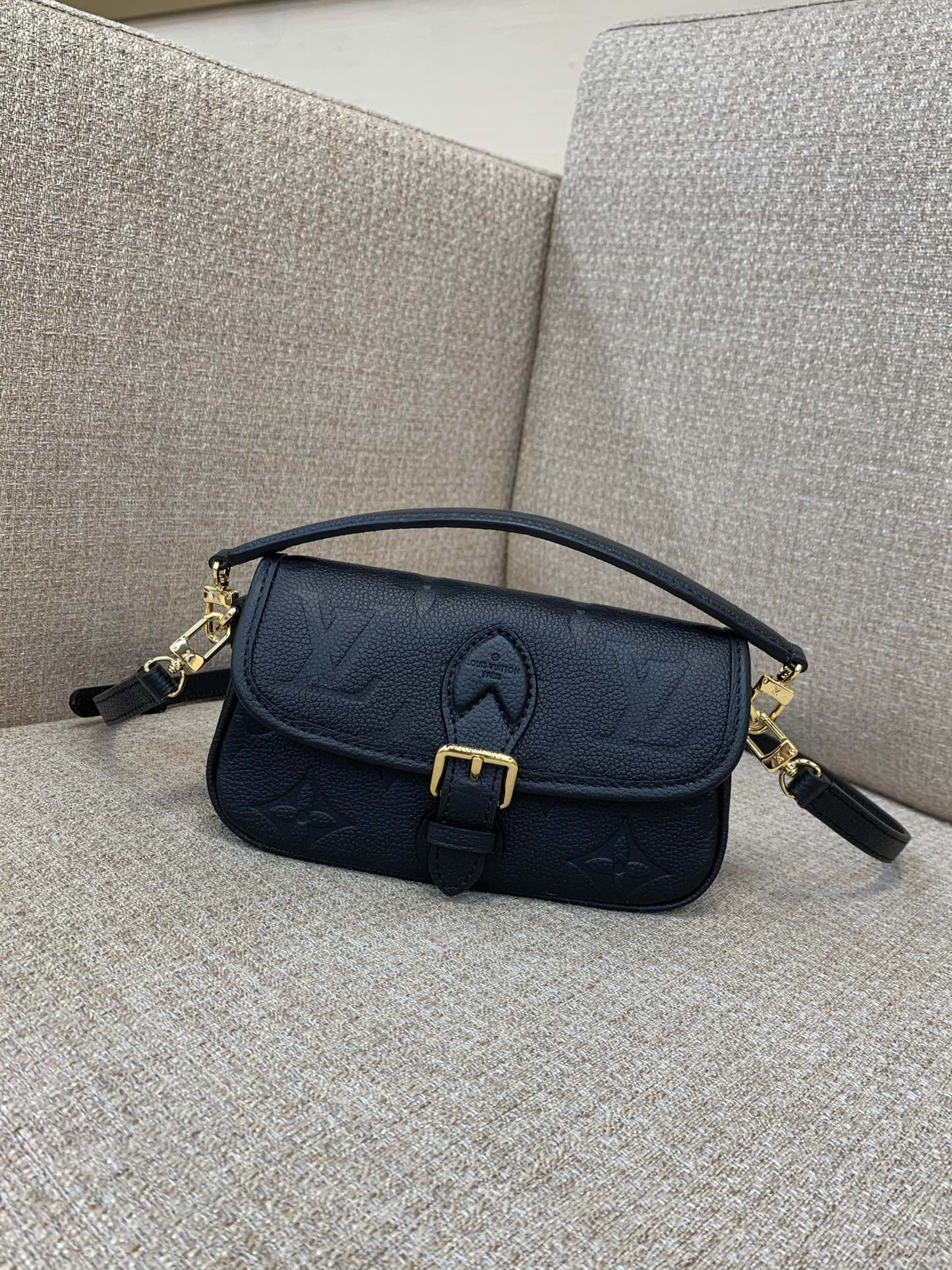 LV Nano Diane сумка Monogram Empreinte скура акруглая клапанам здымная ручка рамень праз плячо міні-кросбодзі - топ-якасць