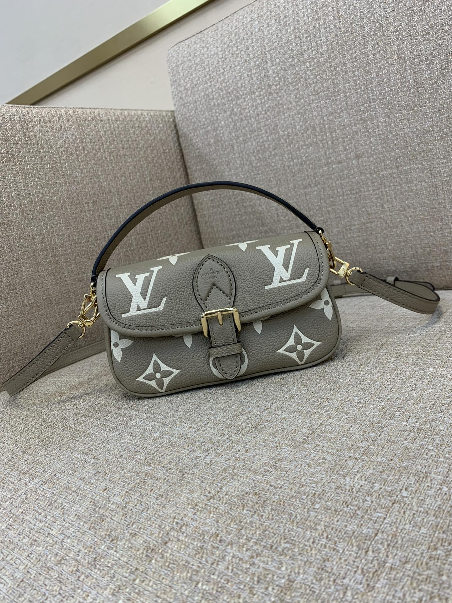LV Nano Diane сумка Monogram Empreinte скура акруглая клапанная аддзяляльная ручка рамень праз плячо міні-кросбодзі - топ-якасць