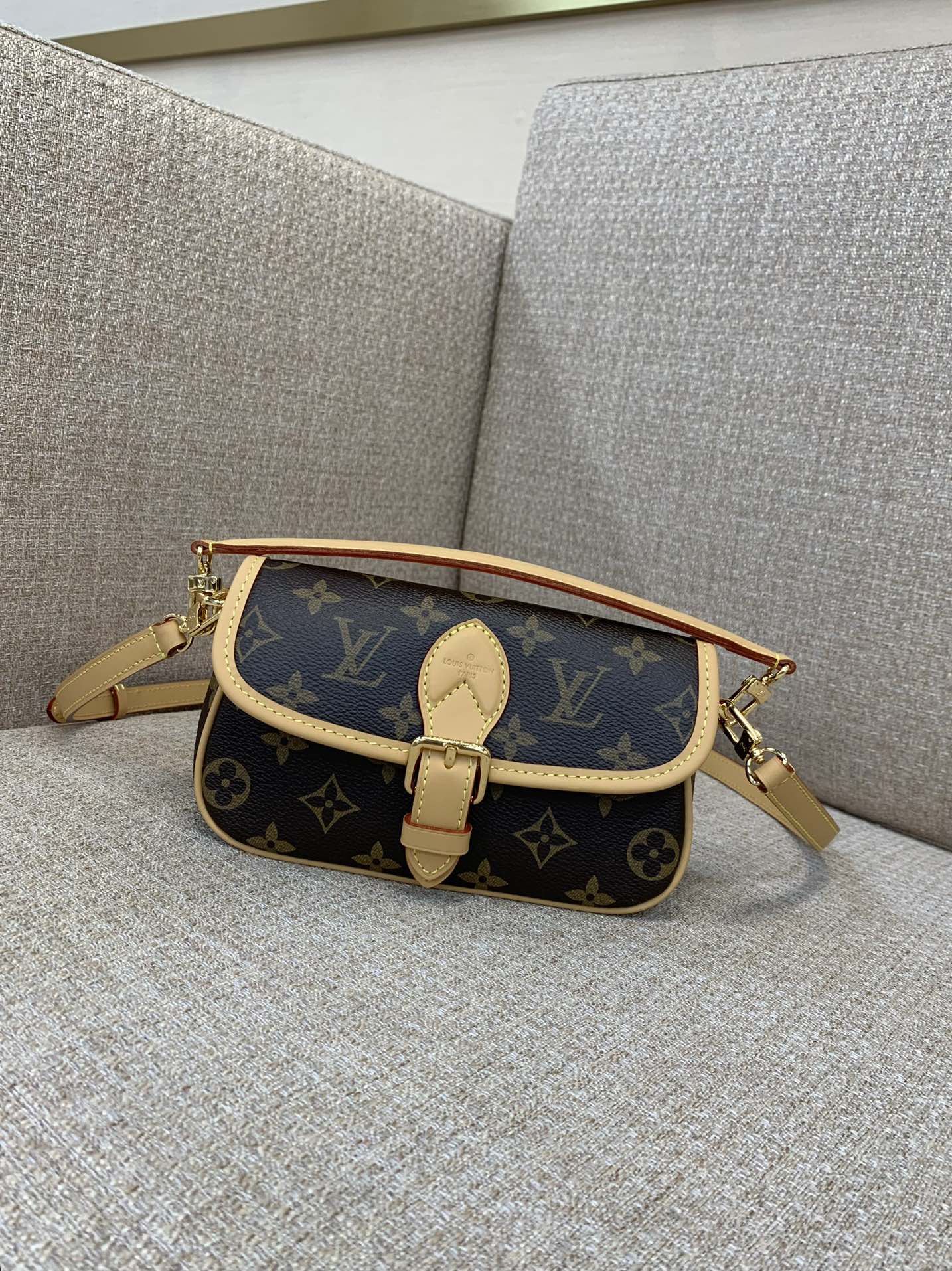 LV Nano Diane сумка Monogram Empreinte скура акруглая клапанам здымная ручка рамень праз плячо міні-кросбодзі - топ-якасць