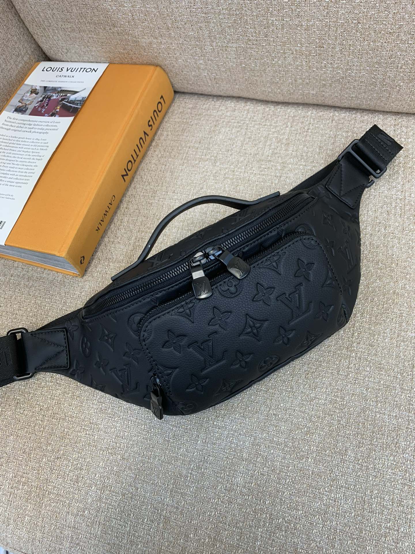 LV Rush поясная сумка Monogram Shadow скура з цісненнем, рэгуляваны рамень, нашэнне на поясе, праз плячо або накрыж — топ-якасць