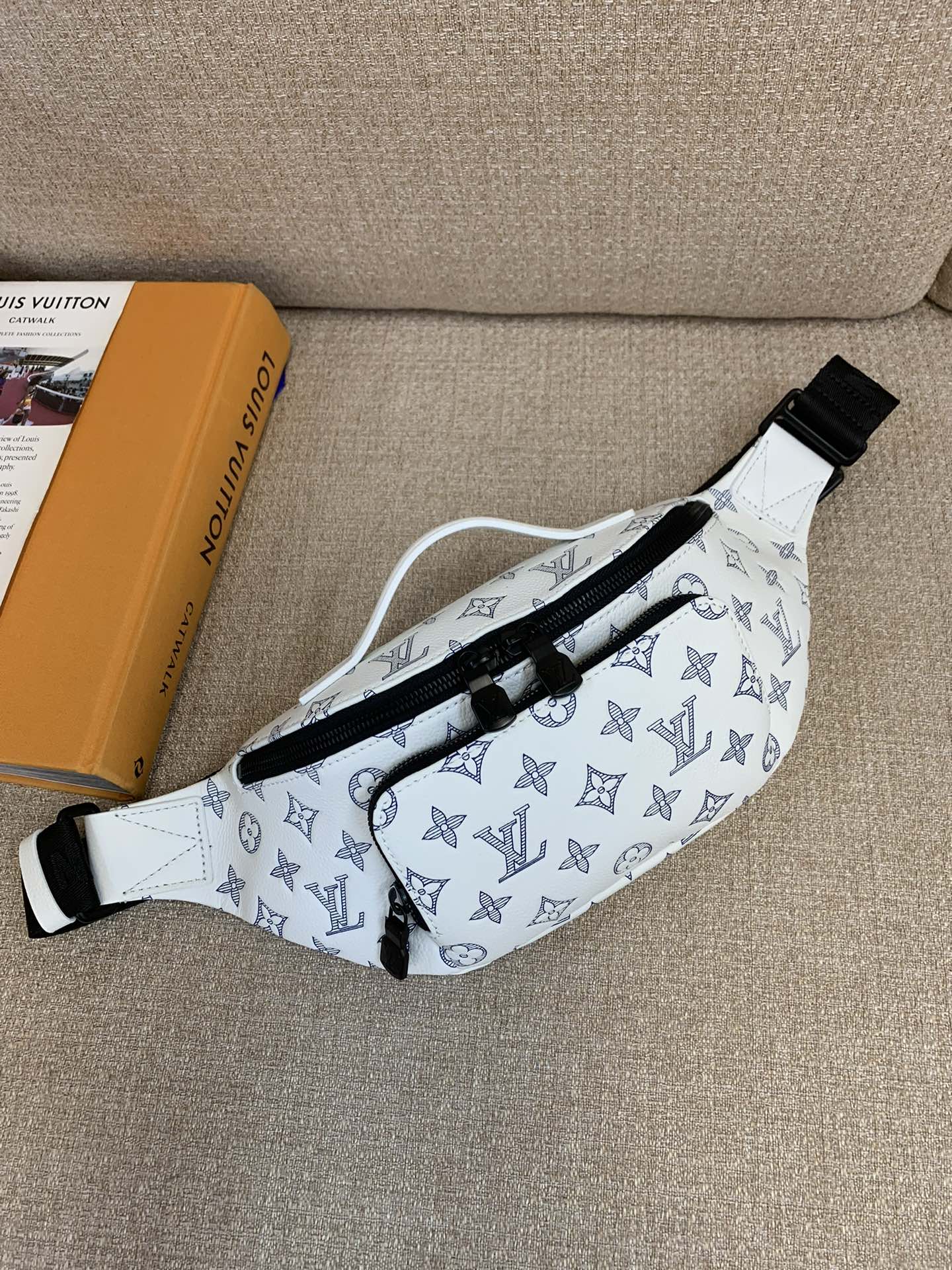 LV Rush поясная сумка Monogram Shadow с ціснёнай скурай, рэгуляваны рамень, нашэнне на пояс, праз плячо або накрыж — топ-якасць