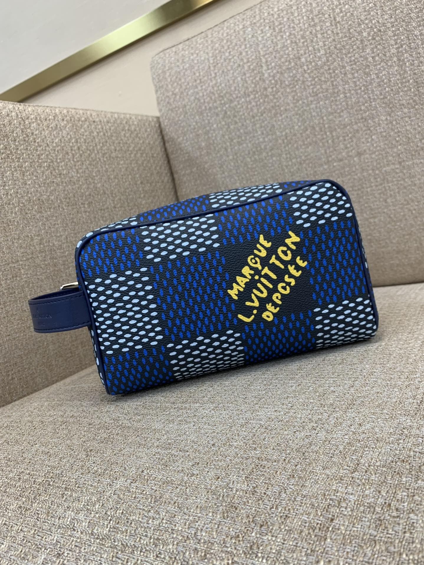 LV Locker Dopp Kit 세면도구 가방 Damier Pop 코팅 캔버스 빈티지 LV 로고 중앙 개폐 조절 가능한 측면 핸들 여행 수납 - 최상급 품질