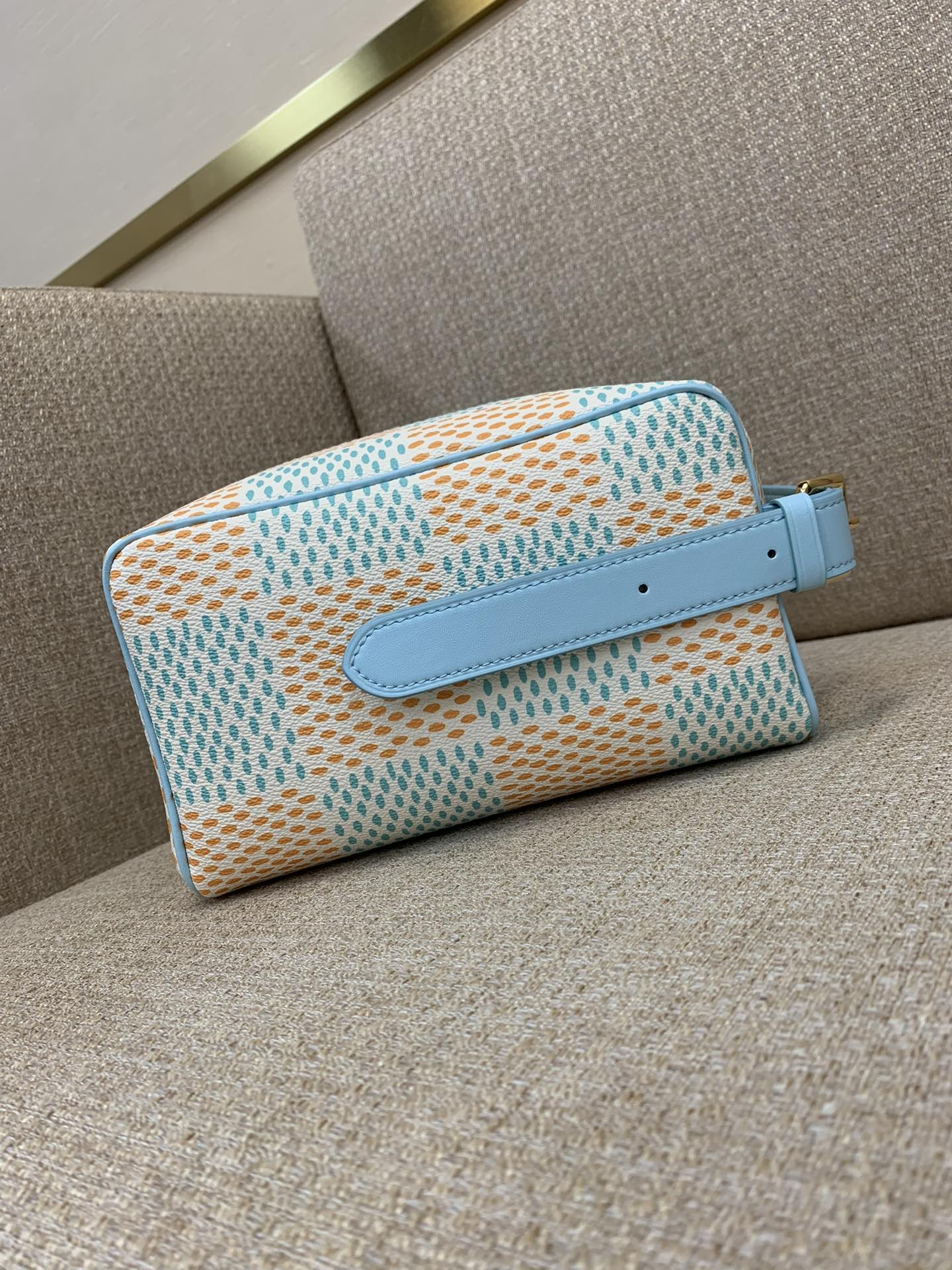 LV Locker Dopp Kit 세면도구 파우치 Damier Pop 코팅 캔버스 빈티지 LV 로고 중앙 개폐 조절 가능한 사이드 핸들 여행 수납 - 최상급 품질