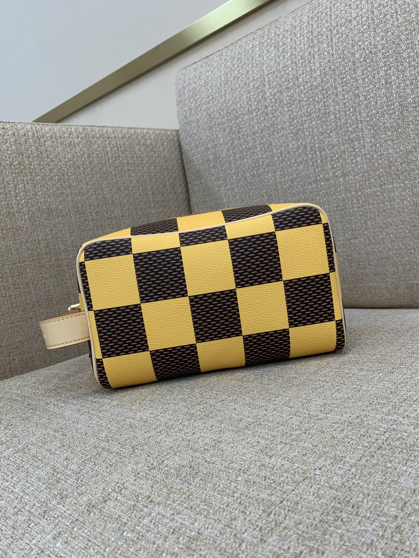 LV Locker Dopp Kit 세면도구 가방 Damier Pop 코팅 캔버스 빈티지 LV 로고 중앙 개폐 조절 가능한 측면 핸들 여행 수납 - 최상급 품질