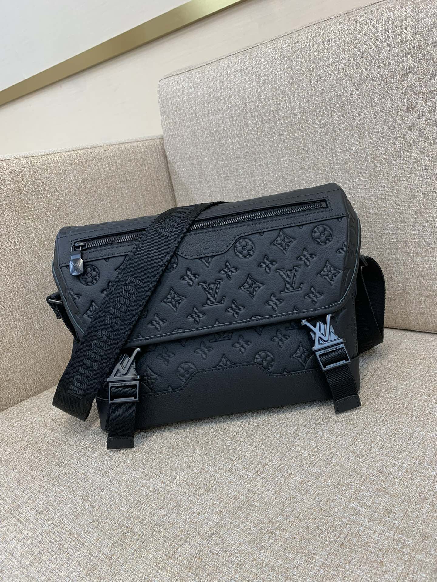 LV Voyager petit sac messager Monogram Shadow cuir de veau fermoir LV bandoulière réglable grande capacité bandoulière - qualité supérieure