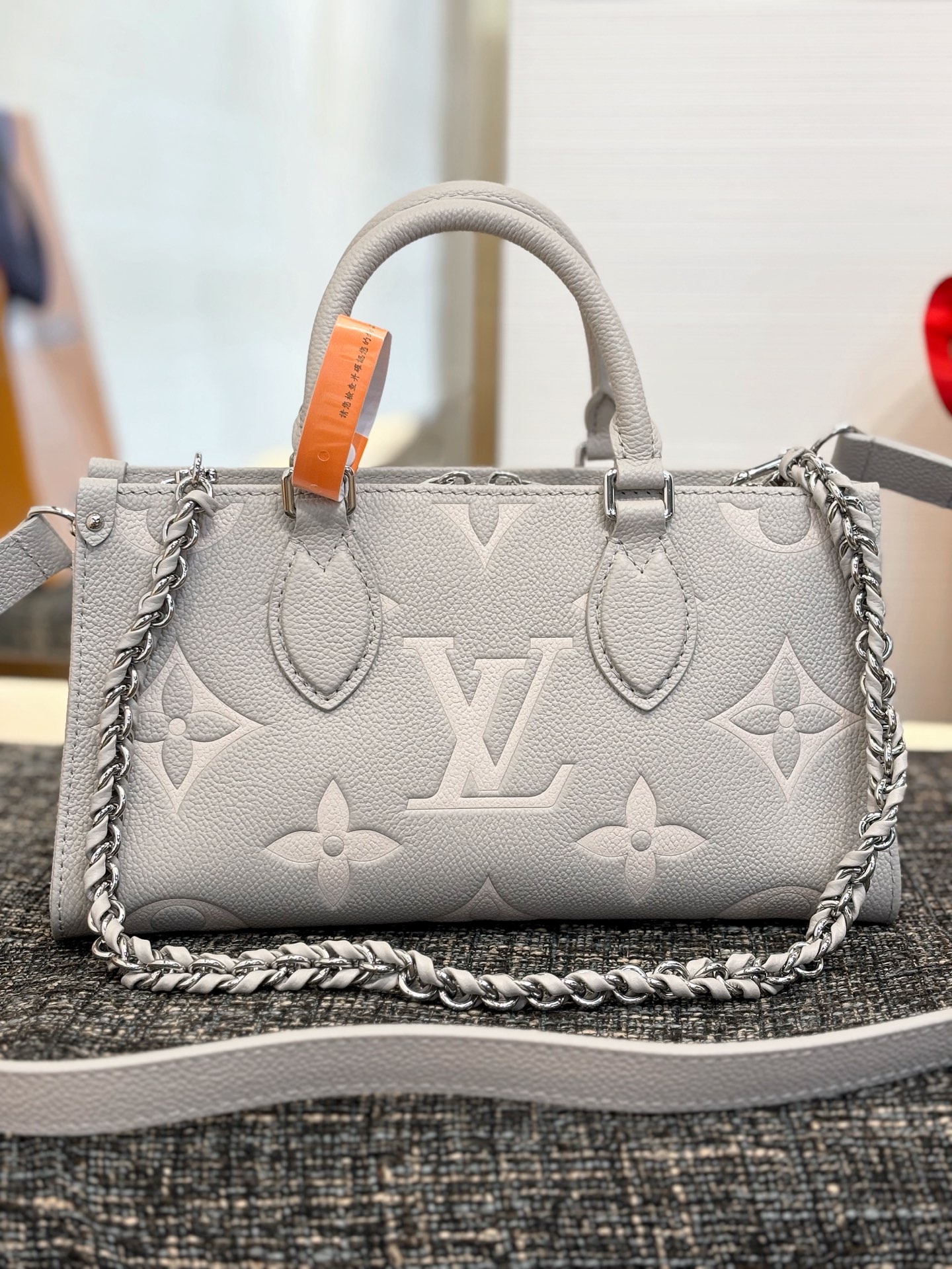 NO:186716,Genuine grade original leather ONTHEGO EAST WEST handbag M14213 taro purple This OnTheGo East West handbag is from the L*Milky Way series. It is the iconic Monogram Empreinte leather rendering seasonal colors. It is complemented by shiny metal parts and removable woven chains. The inner and outer compartments can be organized and stored in order. The compact configuration is convenient to carry in various ways. size25x13x10cm, Genuine grade LV, louis vuitton19860909正品级 原厂皮 ONTHEGO EAST WEST 手袋 M14213香芋紫 本款 OnTheGo East West 手袋出自 L*Milky Way 系列 为标志性 Monogram Empreinte 皮革渲染当季色彩 与亮泽金属件和可拆卸编织链条交相辉映 内外隔层可有序收纳日常所需 紧凑构型方便以多种方式背携 size25x13x10cm,正品级LV,louis vuitton,Bag