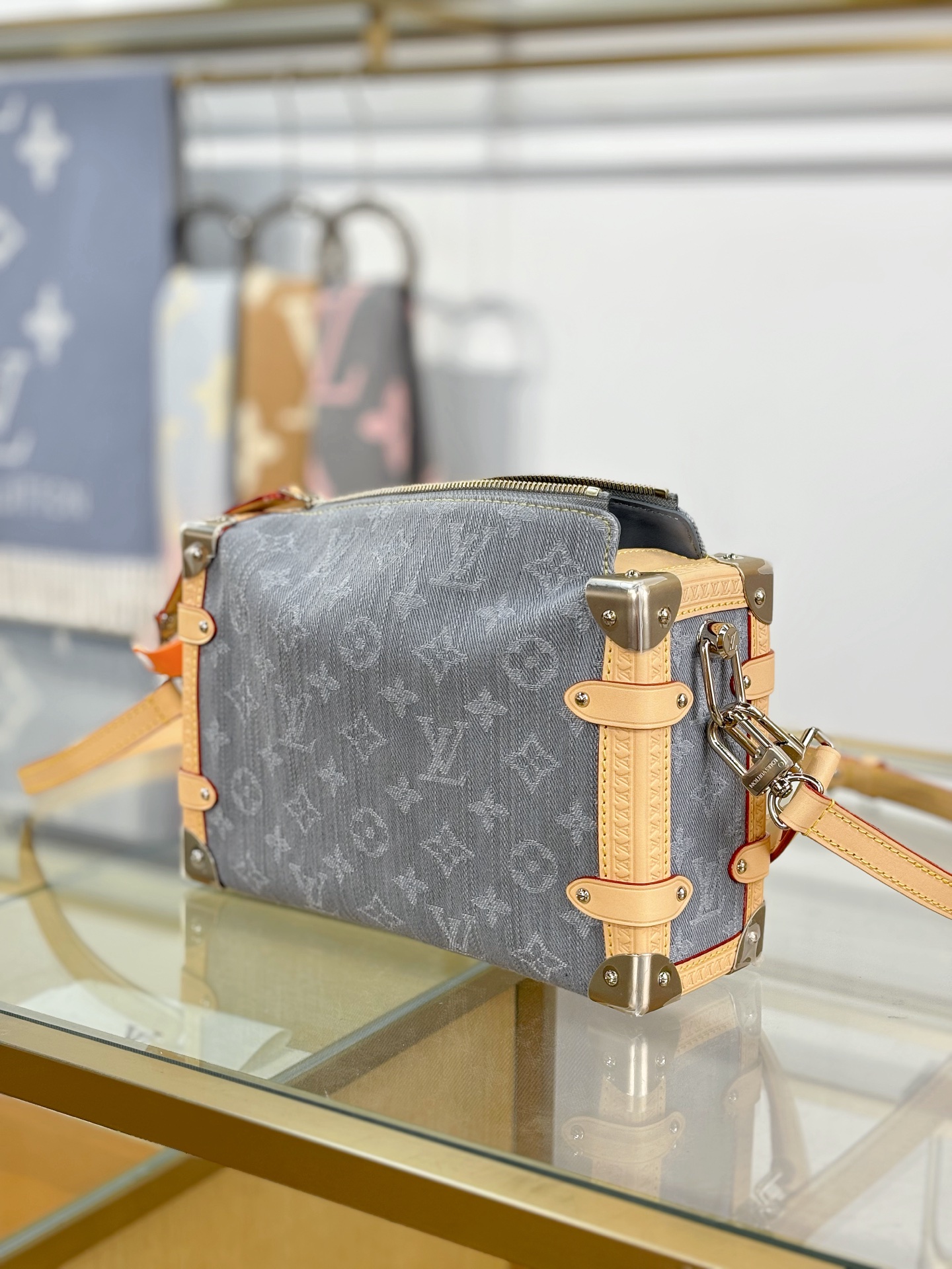 【特级MB163c芯片版原厂皮】
SIDE TRUNK 中号手袋
型号：M13285牛仔灰色
材料：A级