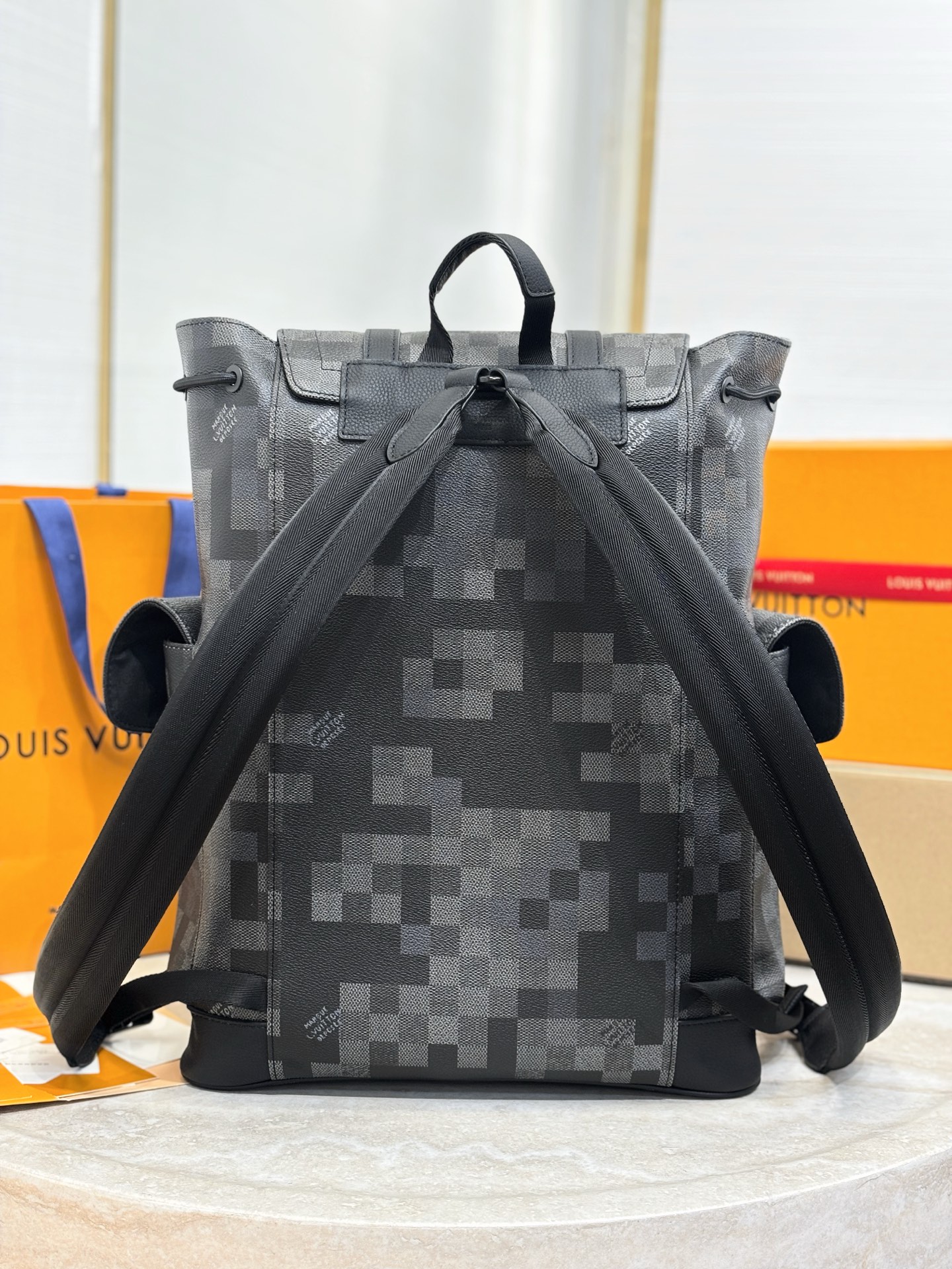 顶级原单 CHRISTOPHER 中号双肩包
M14952马赛克
本款 Christopher 中号双肩包选用 Damoflage Black 帆布塑造摩登考究构型 并以像素效果重构经典 Damier 图案 Marque L. Vuitton Deposée 标识亦融入其中 生动演绎超现代风尚 size:44x38x12.5cm