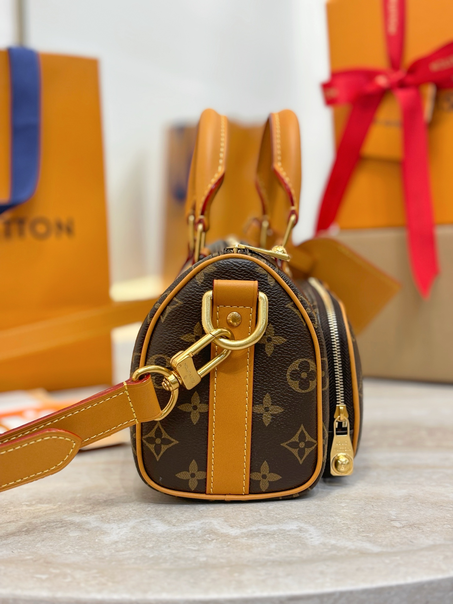 顶级原单 KEEPALL 25 CARGO 手袋
M14981老花
本款 Keepall 25 Cargo 手袋出自 Monogram Archive 系列 为 Monogram 帆布搭配做旧牛皮革饰边 娓娓道出复古格调 金属质感珠饰拉链头与可拆卸皮革名牌彰显品牌匠心细节 正面拉链口袋与主隔层再添功能考量 size：25x15x11cm