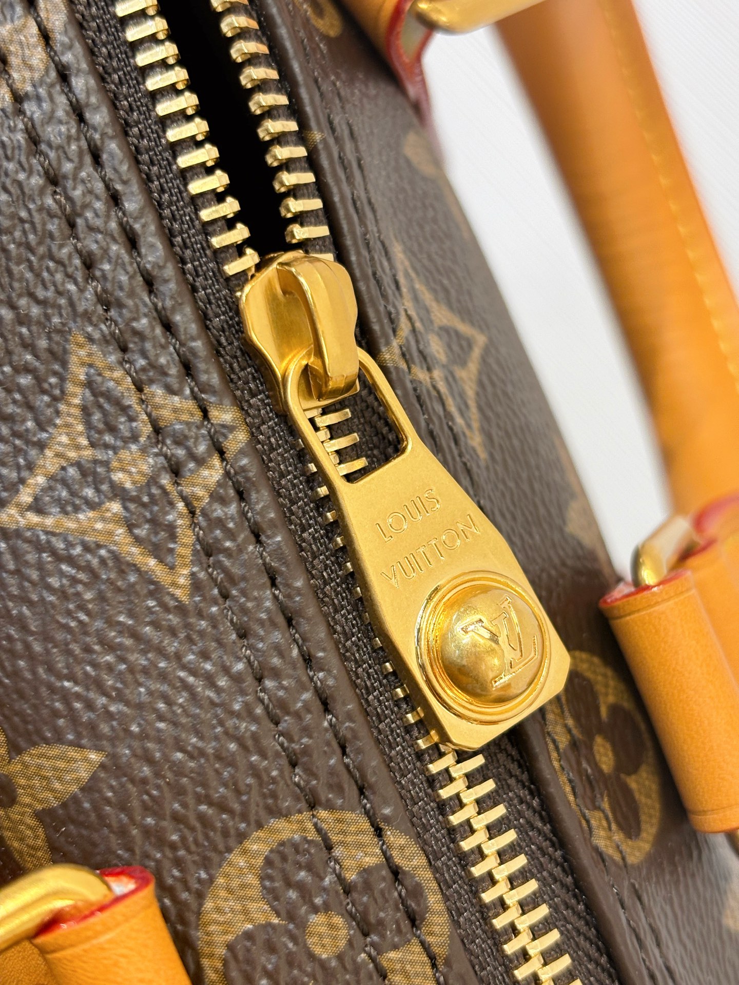 顶级原单 KEEPALL 25 CARGO 手袋
M14981老花
本款 Keepall 25 Cargo 手袋出自 Monogram Archive 系列 为 Monogram 帆布搭配做旧牛皮革饰边 娓娓道出复古格调 金属质感珠饰拉链头与可拆卸皮革名牌彰显品牌匠心细节 正面拉链口袋与主隔层再添功能考量 size：25x15x11cm