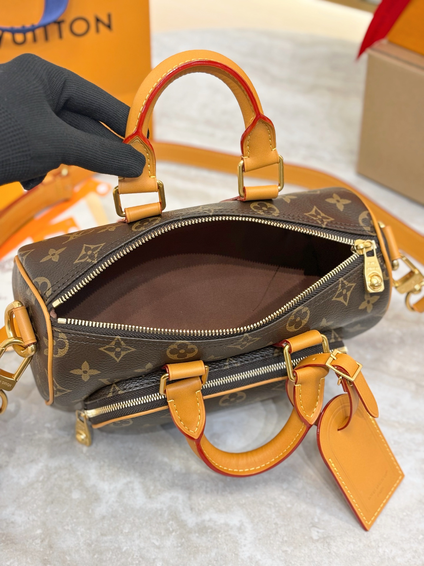顶级原单 KEEPALL 25 CARGO 手袋
M14981老花
本款 Keepall 25 Cargo 手袋出自 Monogram Archive 系列 为 Monogram 帆布搭配做旧牛皮革饰边 娓娓道出复古格调 金属质感珠饰拉链头与可拆卸皮革名牌彰显品牌匠心细节 正面拉链口袋与主隔层再添功能考量 size：25x15x11cm
