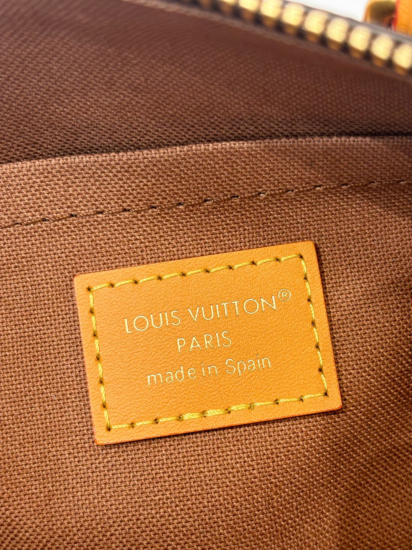 顶级原单 KEEPALL 25 CARGO 手袋
M14981老花
本款 Keepall 25 Cargo 手袋出自 Monogram Archive 系列 为 Monogram 帆布搭配做旧牛皮革饰边 娓娓道出复古格调 金属质感珠饰拉链头与可拆卸皮革名牌彰显品牌匠心细节 正面拉链口袋与主隔层再添功能考量 size：25x15x11cm
