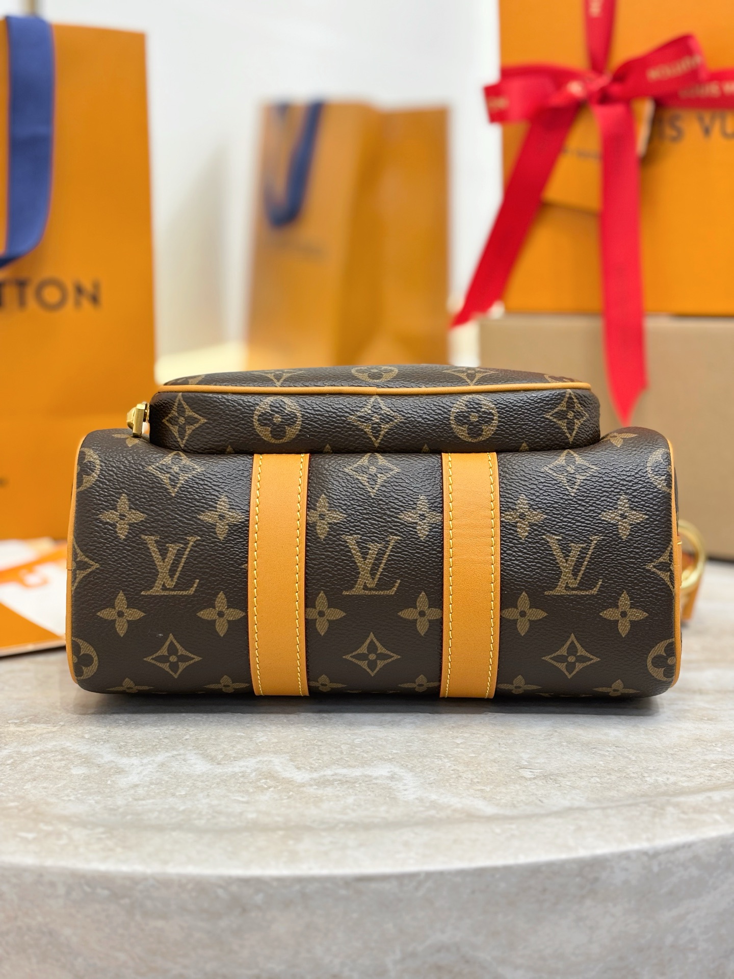 顶级原单 KEEPALL 25 CARGO 手袋
M14981老花
本款 Keepall 25 Cargo 手袋出自 Monogram Archive 系列 为 Monogram 帆布搭配做旧牛皮革饰边 娓娓道出复古格调 金属质感珠饰拉链头与可拆卸皮革名牌彰显品牌匠心细节 正面拉链口袋与主隔层再添功能考量 size：25x15x11cm