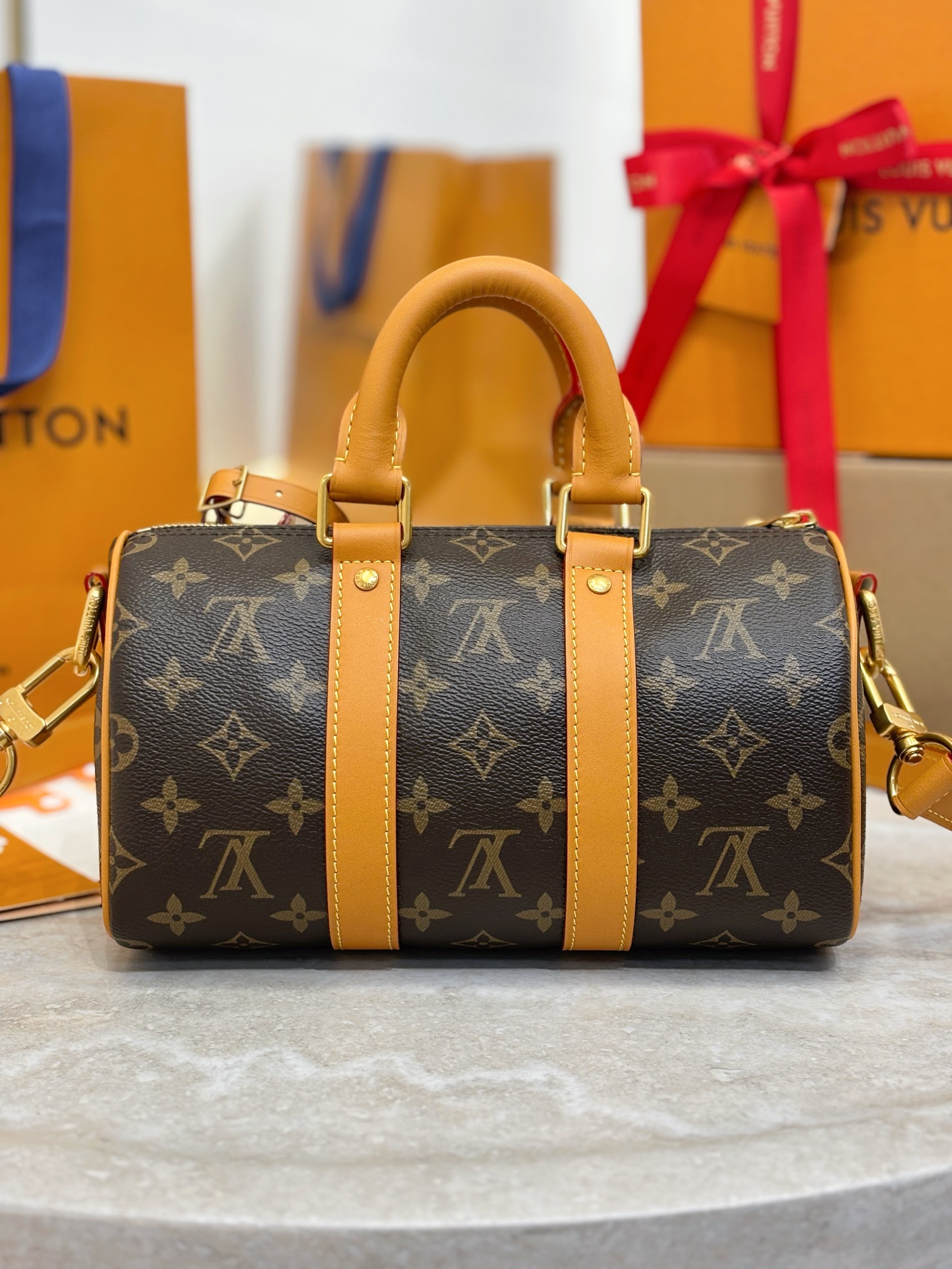 顶级原单 KEEPALL 25 CARGO 手袋
M14981老花
本款 Keepall 25 Cargo 手袋出自 Monogram Archive 系列 为 Monogram 帆布搭配做旧牛皮革饰边 娓娓道出复古格调 金属质感珠饰拉链头与可拆卸皮革名牌彰显品牌匠心细节 正面拉链口袋与主隔层再添功能考量 size：25x15x11cm