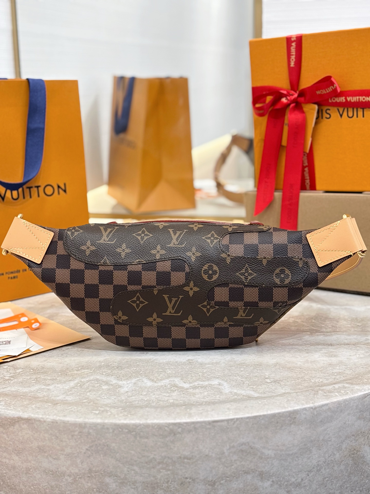 顶级原单 RUSH 腰包
M15271
本款 Rush 腰包为深邃 Monogram 帆布包身点缀 Damier 与 Monogram Reverse 刺绣贴饰 令别致图案跃现眼前 可调节肩带实现腰挎、肩背或斜挎的自如切换 size:30x15x8cm