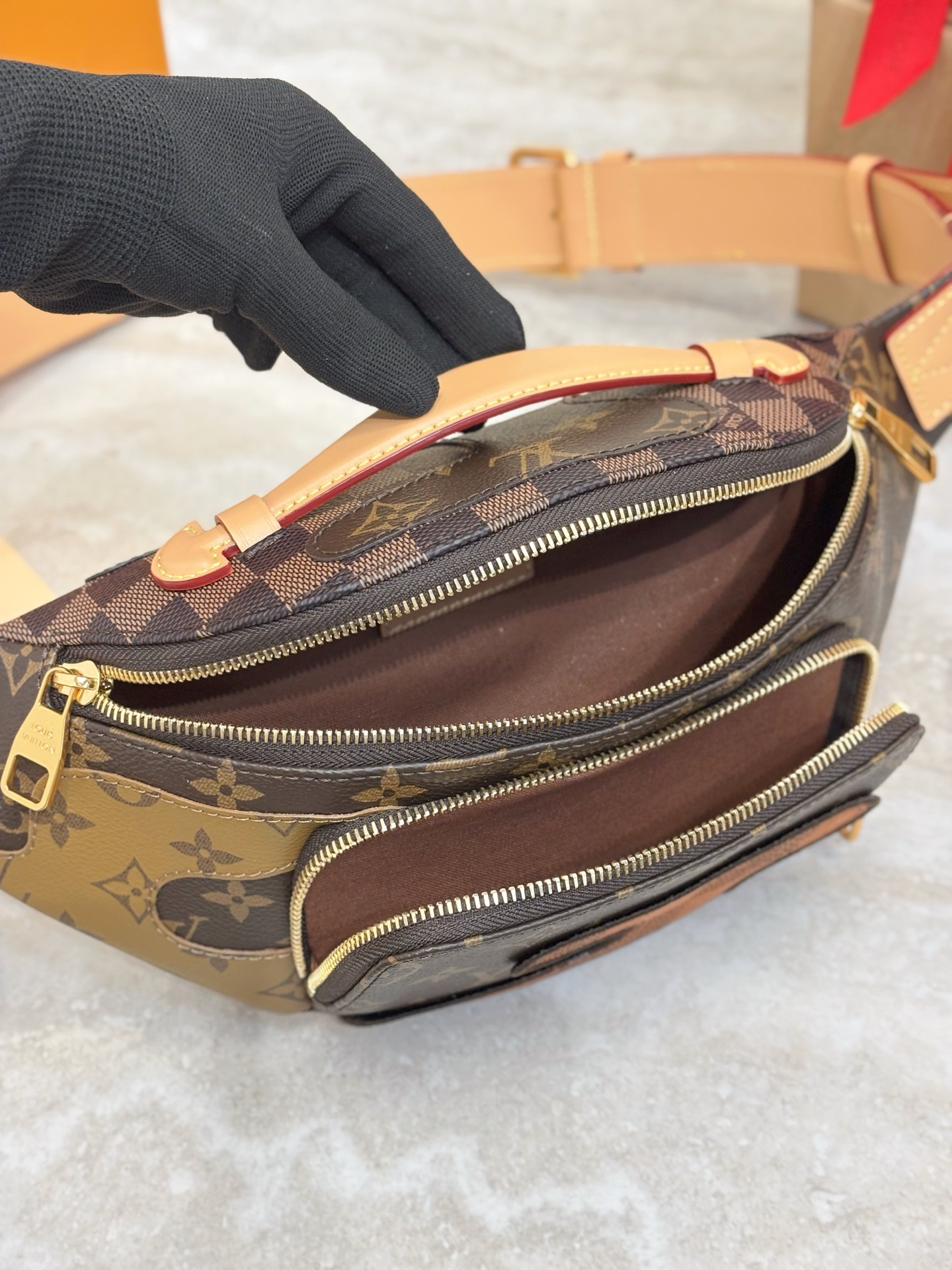 顶级原单 RUSH 腰包
M15271
本款 Rush 腰包为深邃 Monogram 帆布包身点缀 Damier 与 Monogram Reverse 刺绣贴饰 令别致图案跃现眼前 可调节肩带实现腰挎、肩背或斜挎的自如切换 size:30x15x8cm